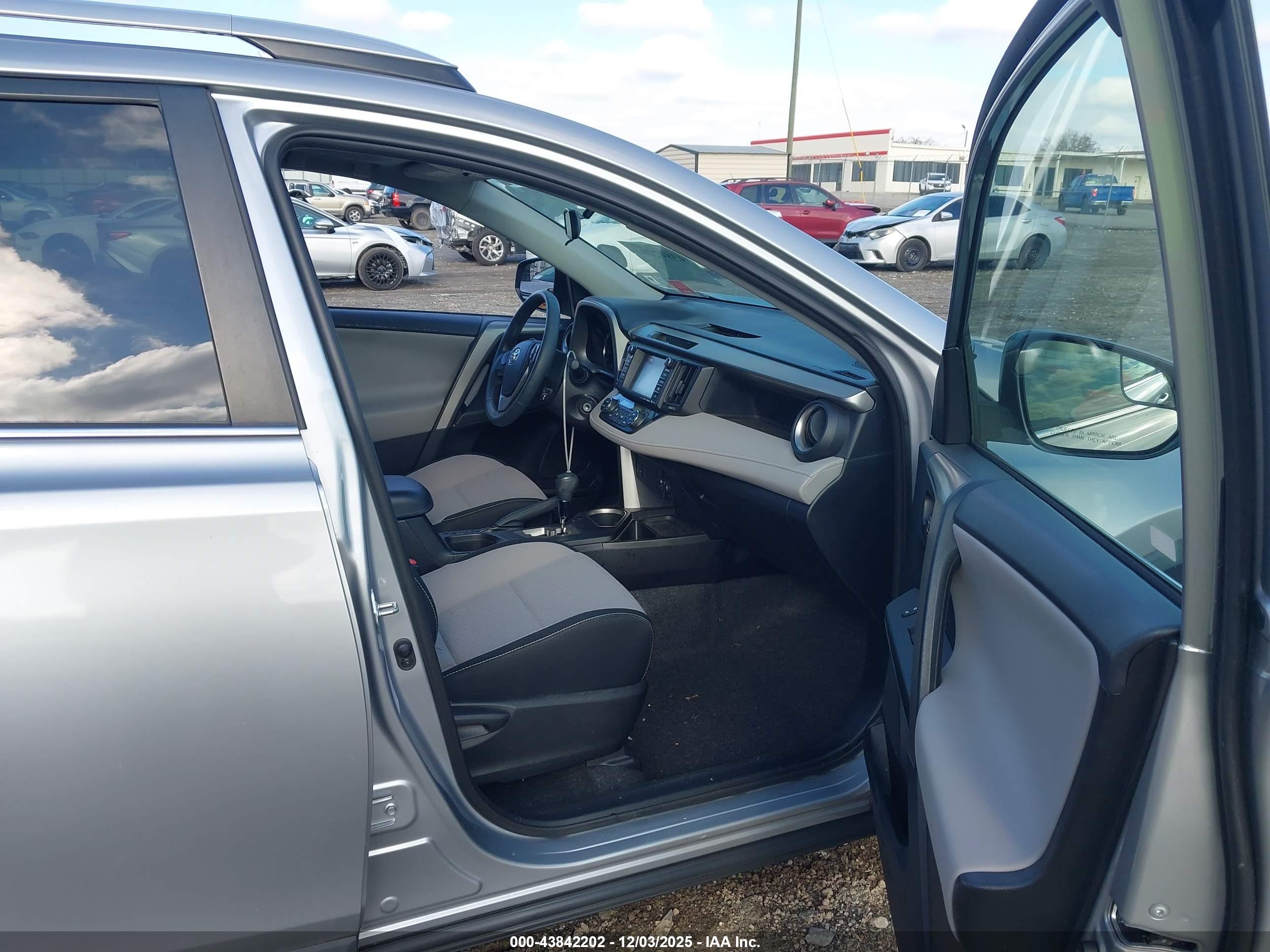 TOYOTA RAV4 image 5