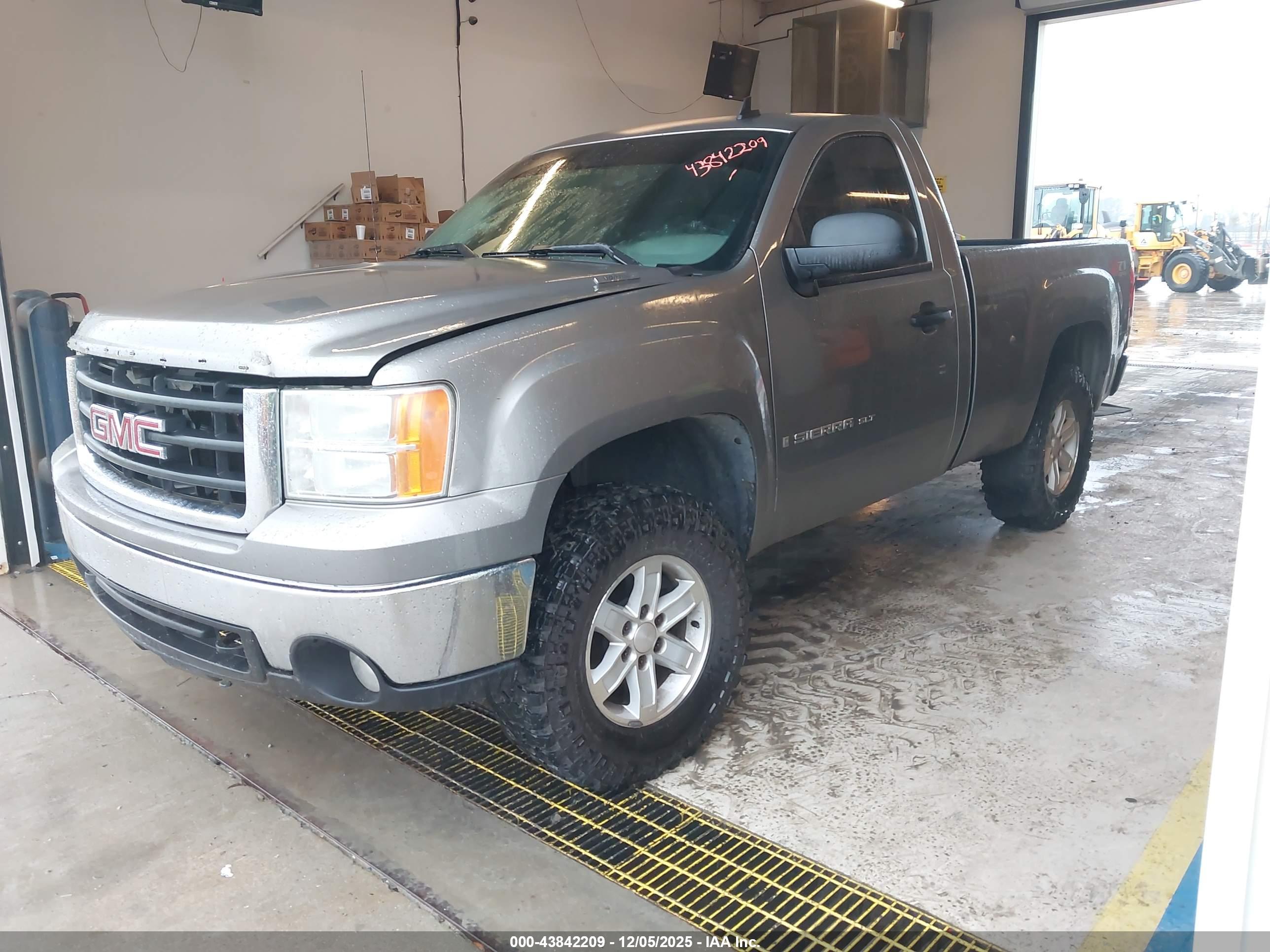 GMC SIERRA image 2