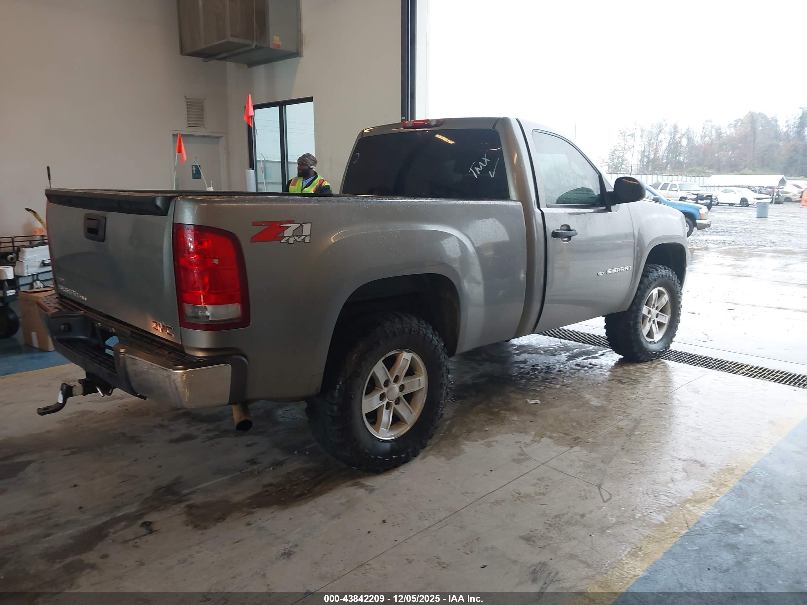 GMC SIERRA image 4