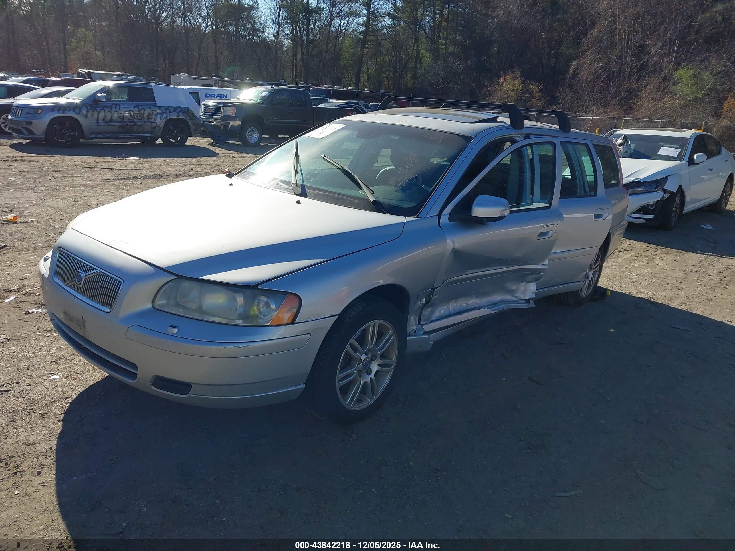 VOLVO V70 image 2