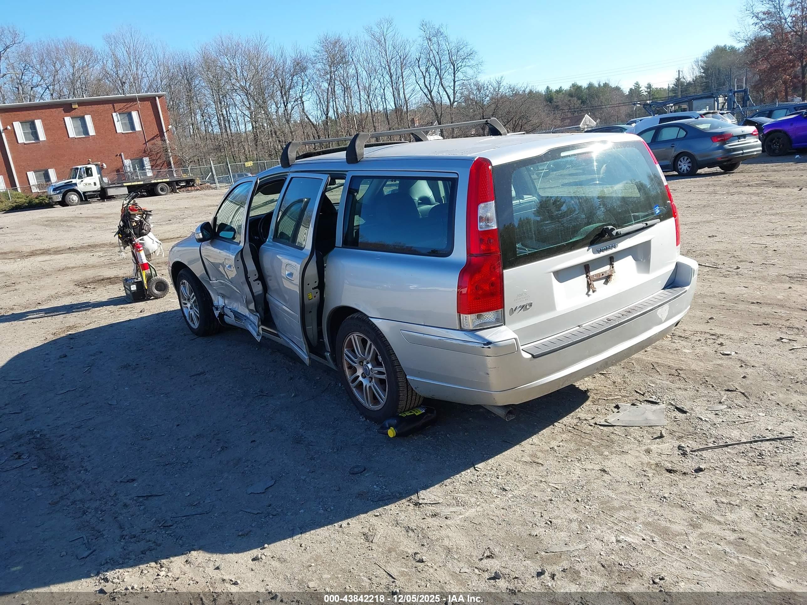 VOLVO V70 image 3