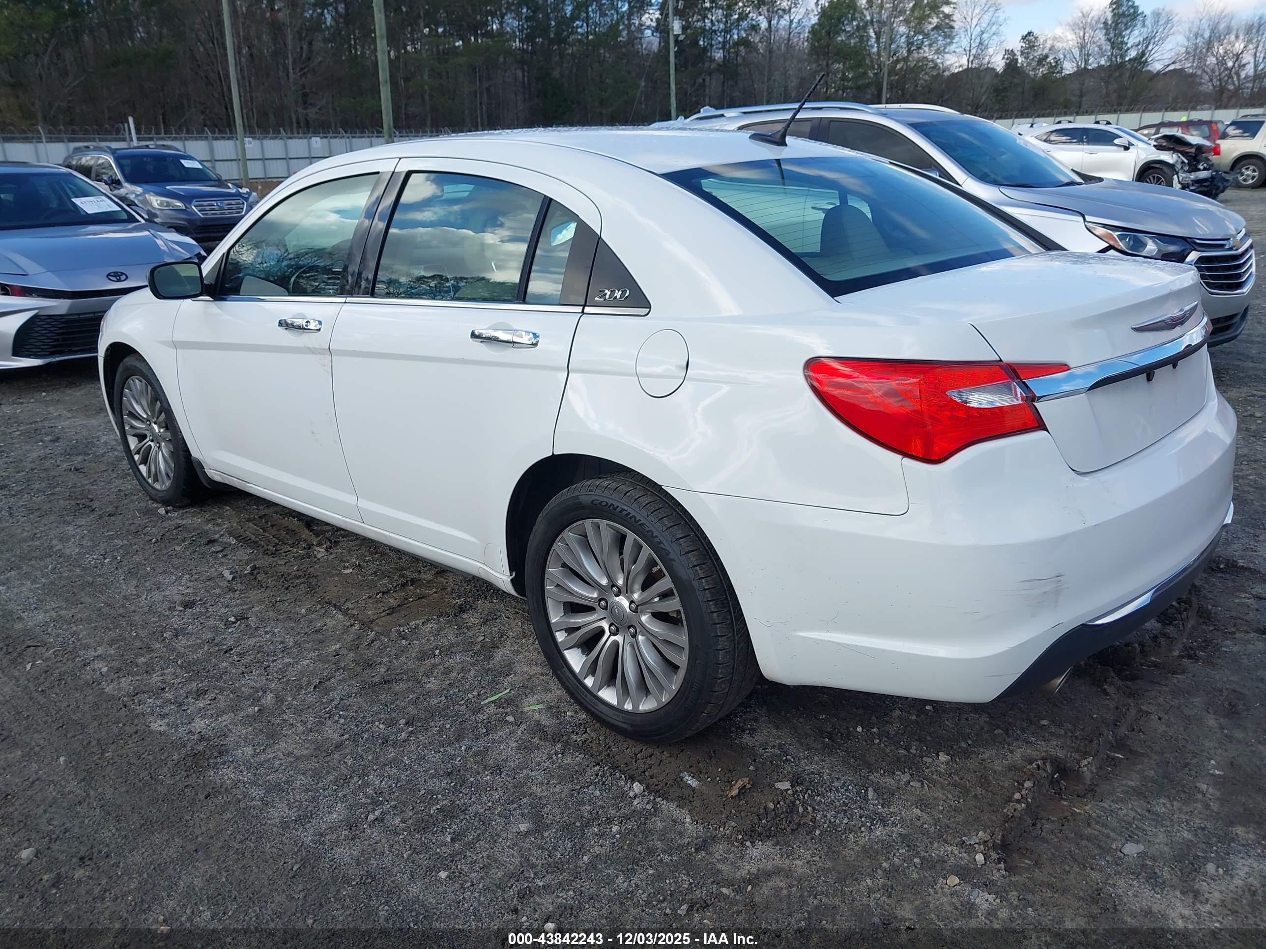 CHRYSLER 200 image 3