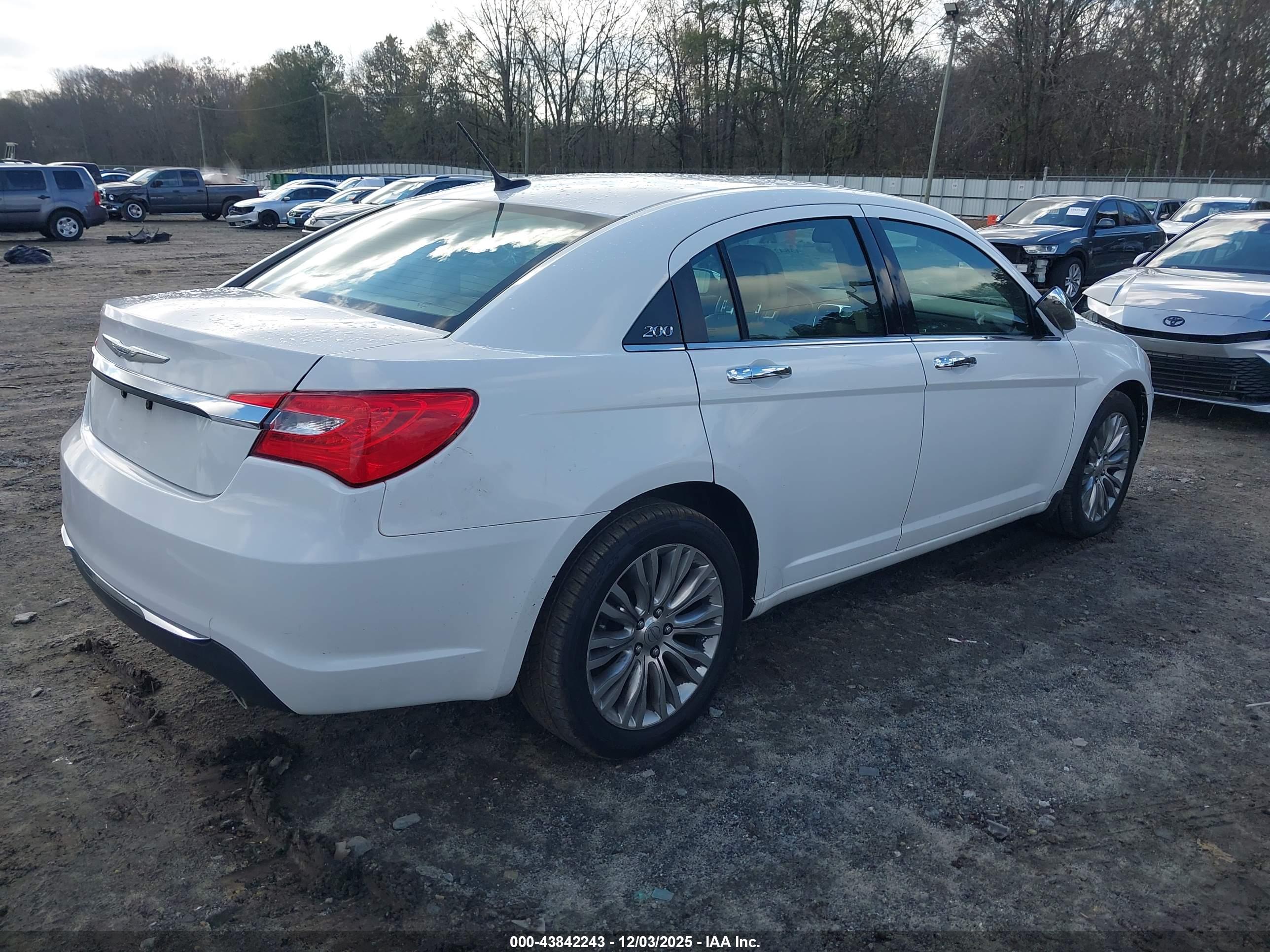 CHRYSLER 200 image 4