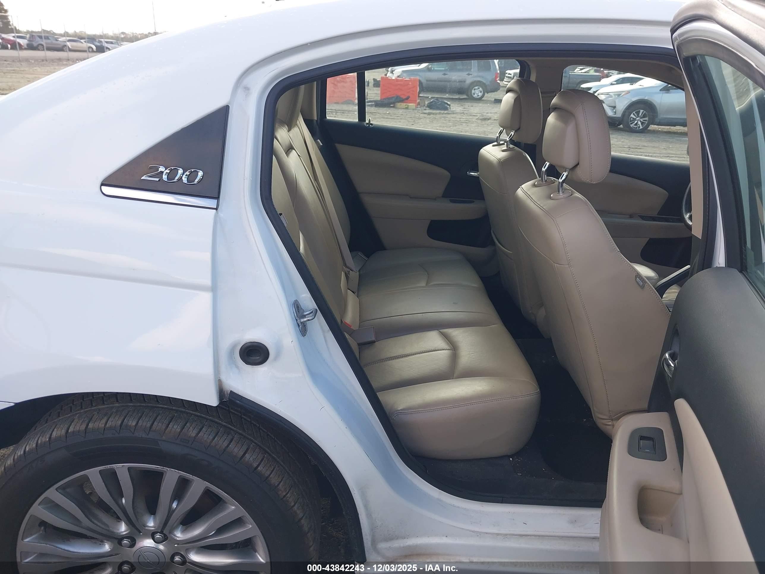 CHRYSLER 200 image 8