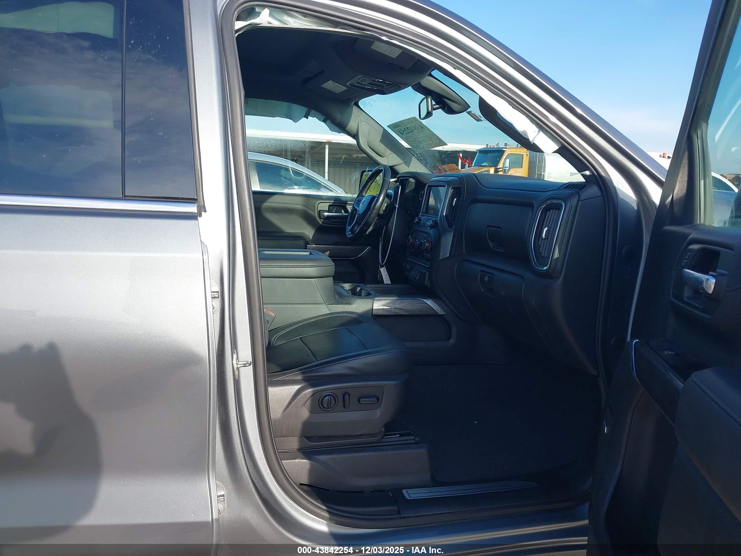 CHEVROLET SILVERADO image 5