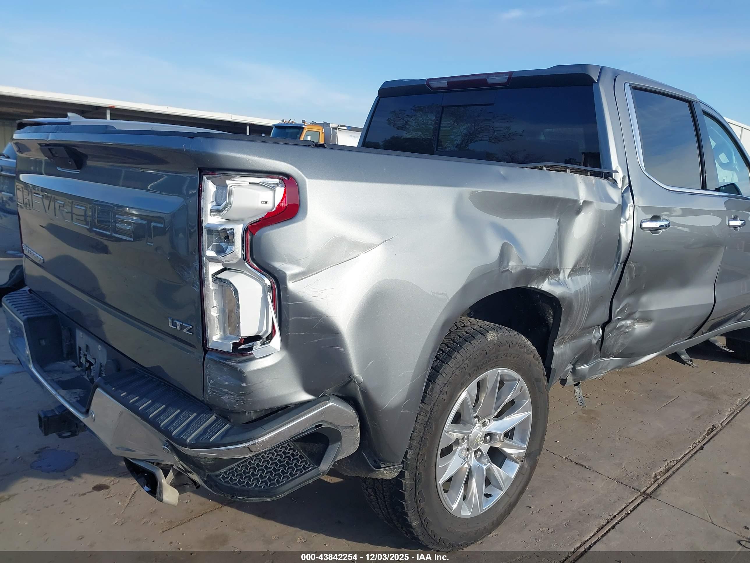 CHEVROLET SILVERADO image 6