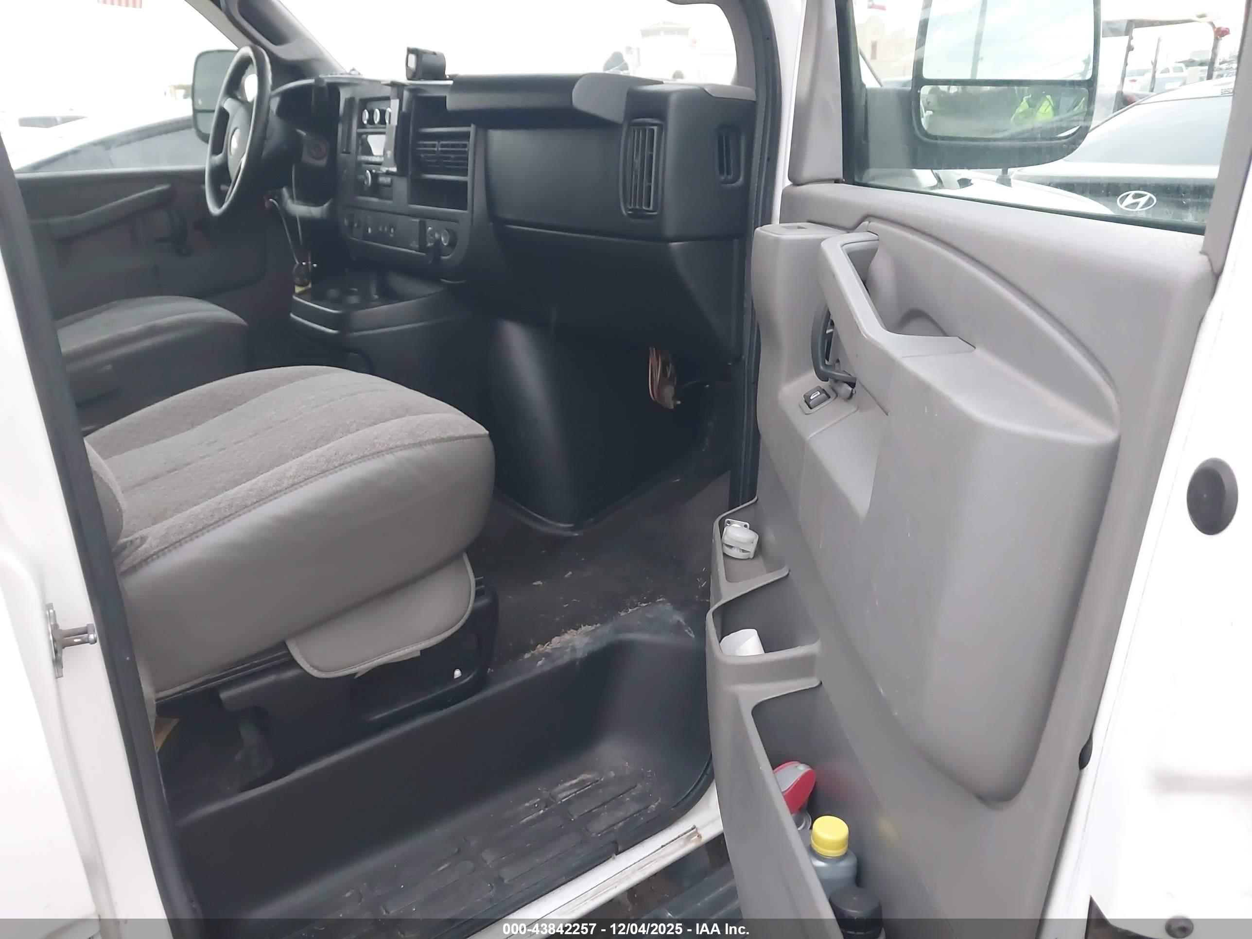 CHEVROLET EXPRESS image 5