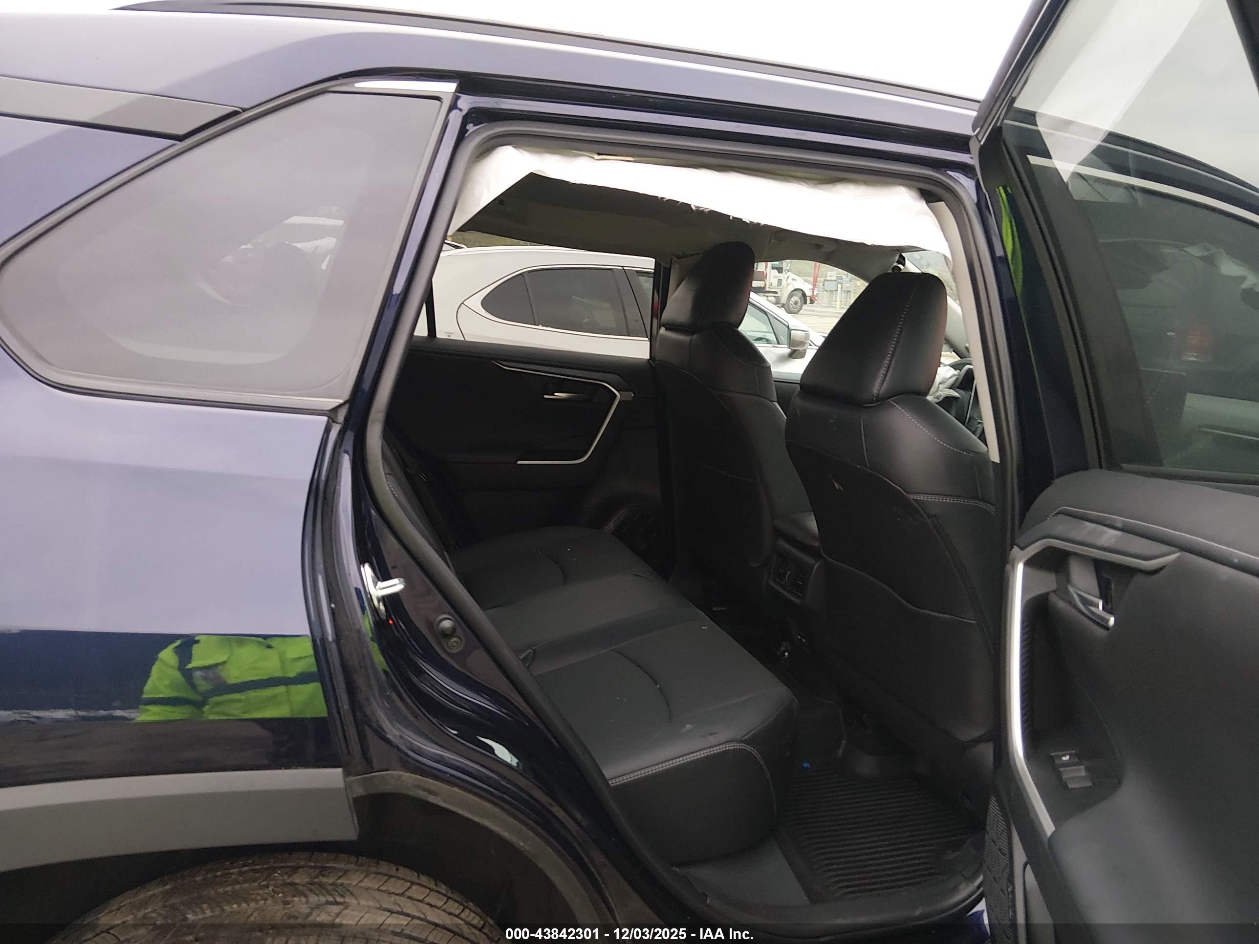 TOYOTA RAV4 image 8