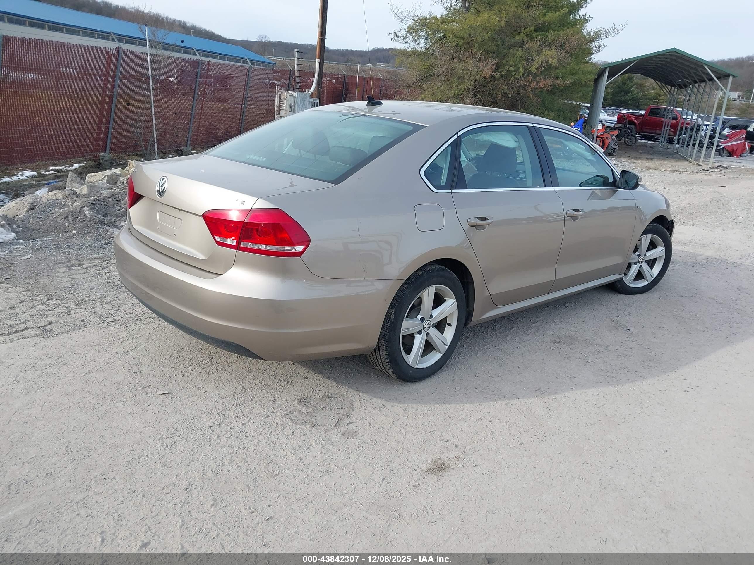 VOLKSWAGEN PASSAT image 4