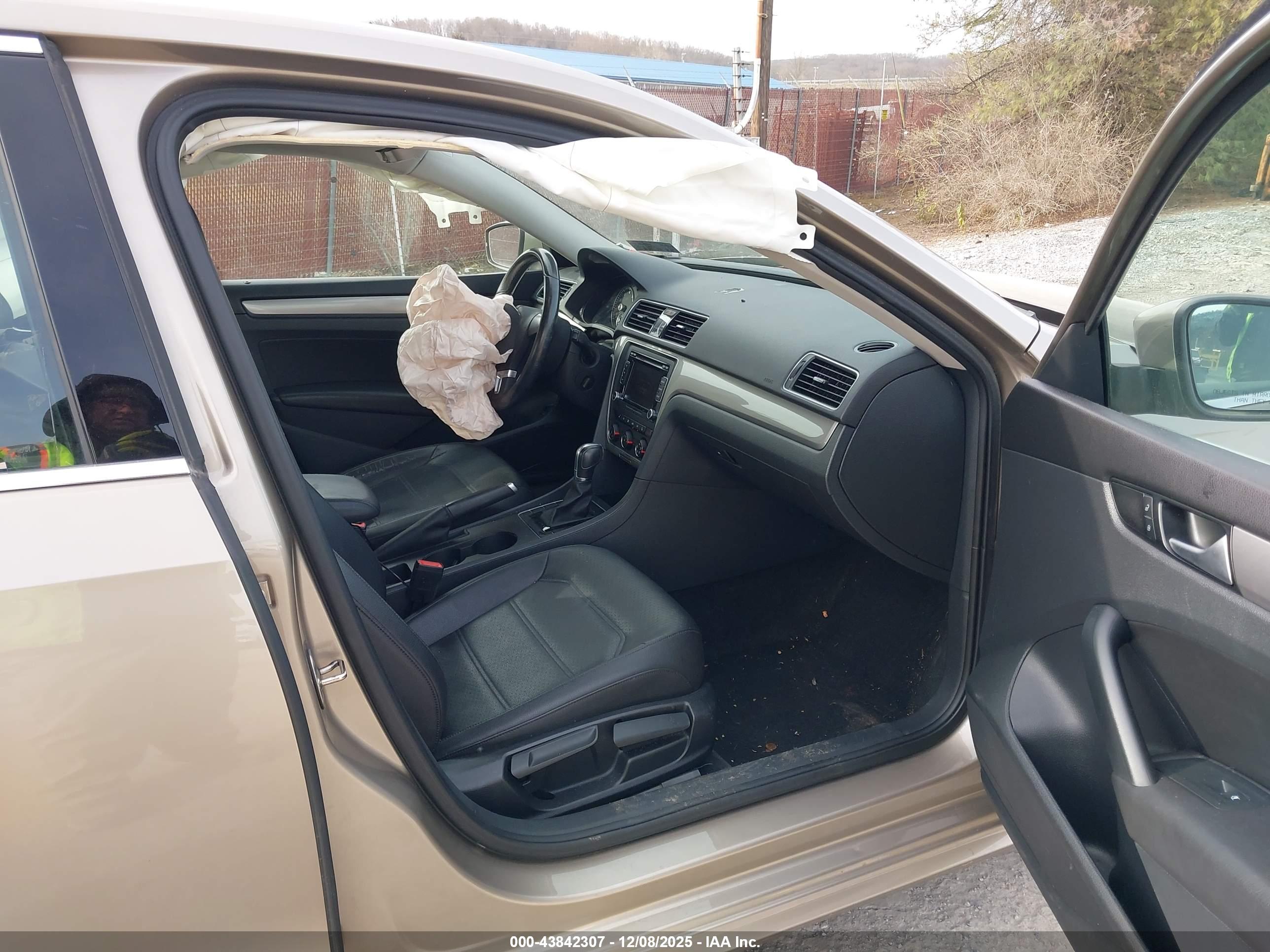 VOLKSWAGEN PASSAT image 5