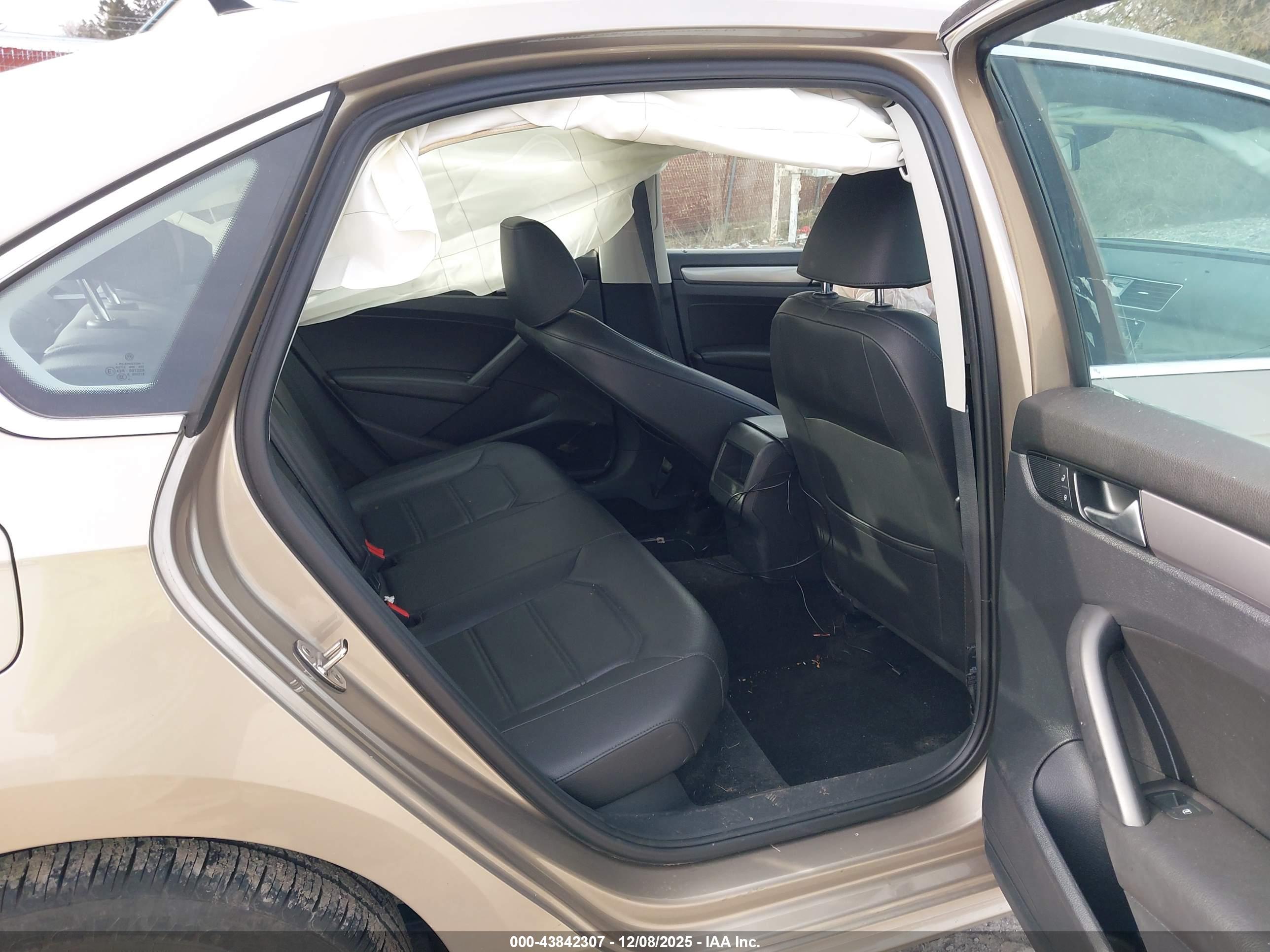 VOLKSWAGEN PASSAT image 8
