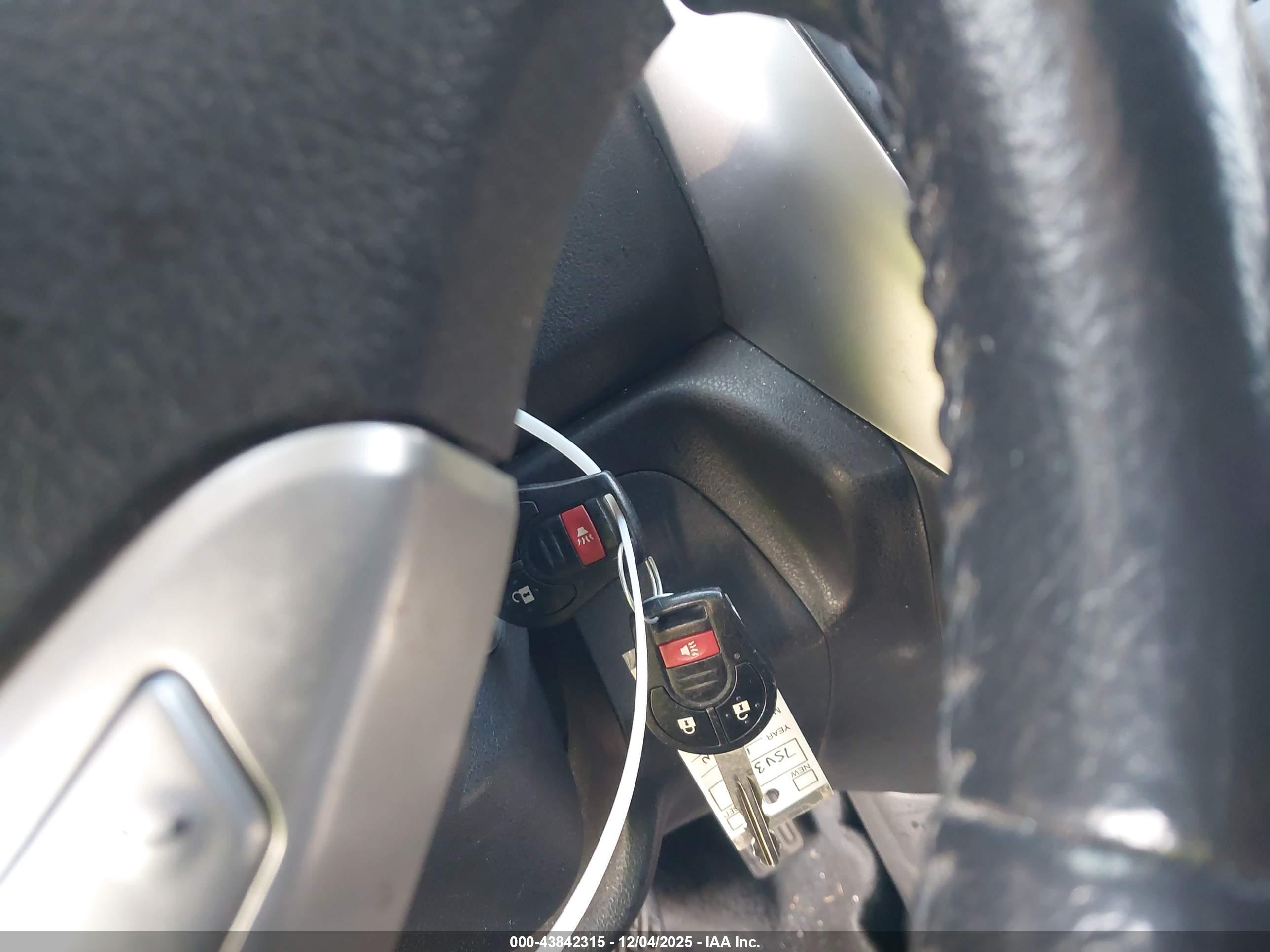 NISSAN VERSA image 11