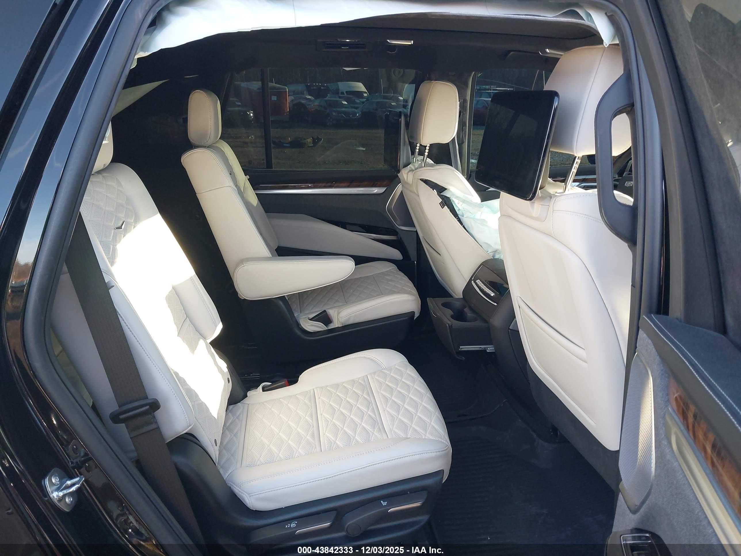 CADILLAC ESCALADE image 8
