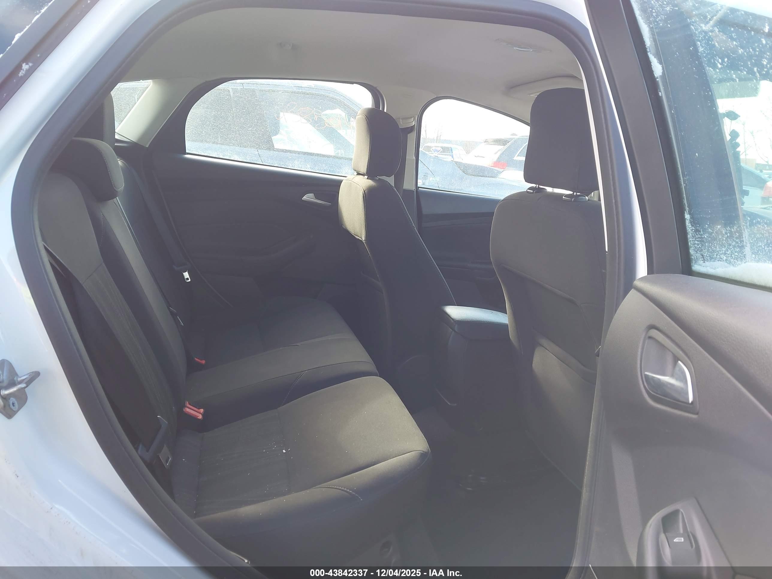 FORD FOCUS image 8