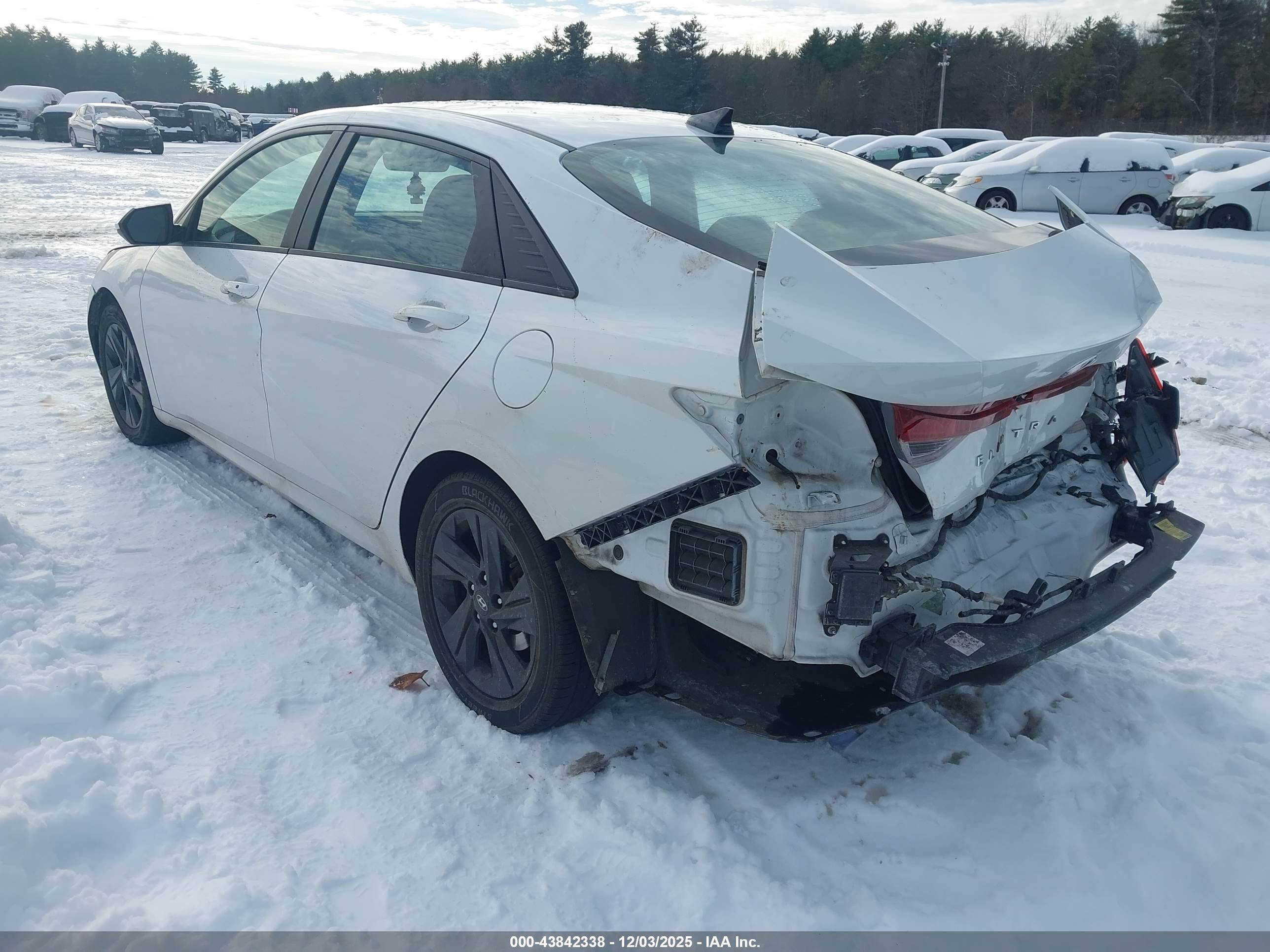 HYUNDAI ELANTRA image 3