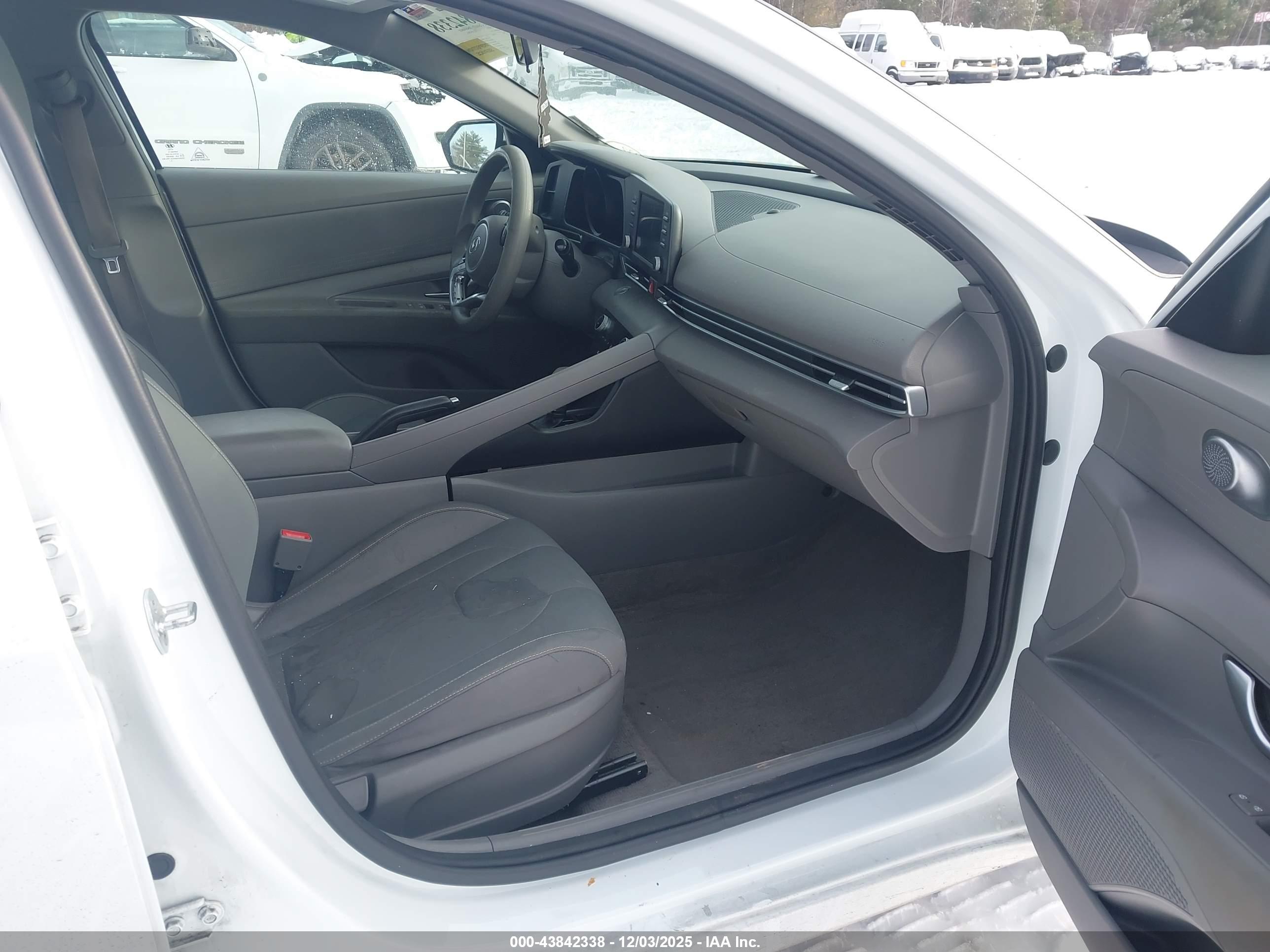 HYUNDAI ELANTRA image 5