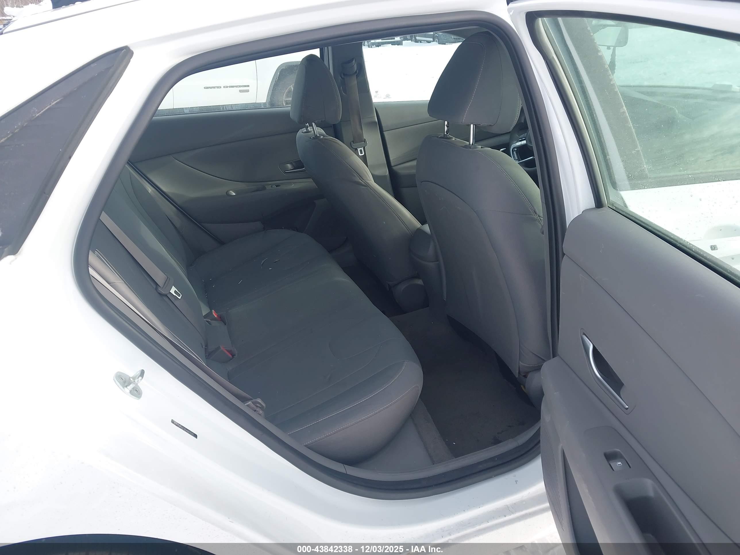 HYUNDAI ELANTRA image 8