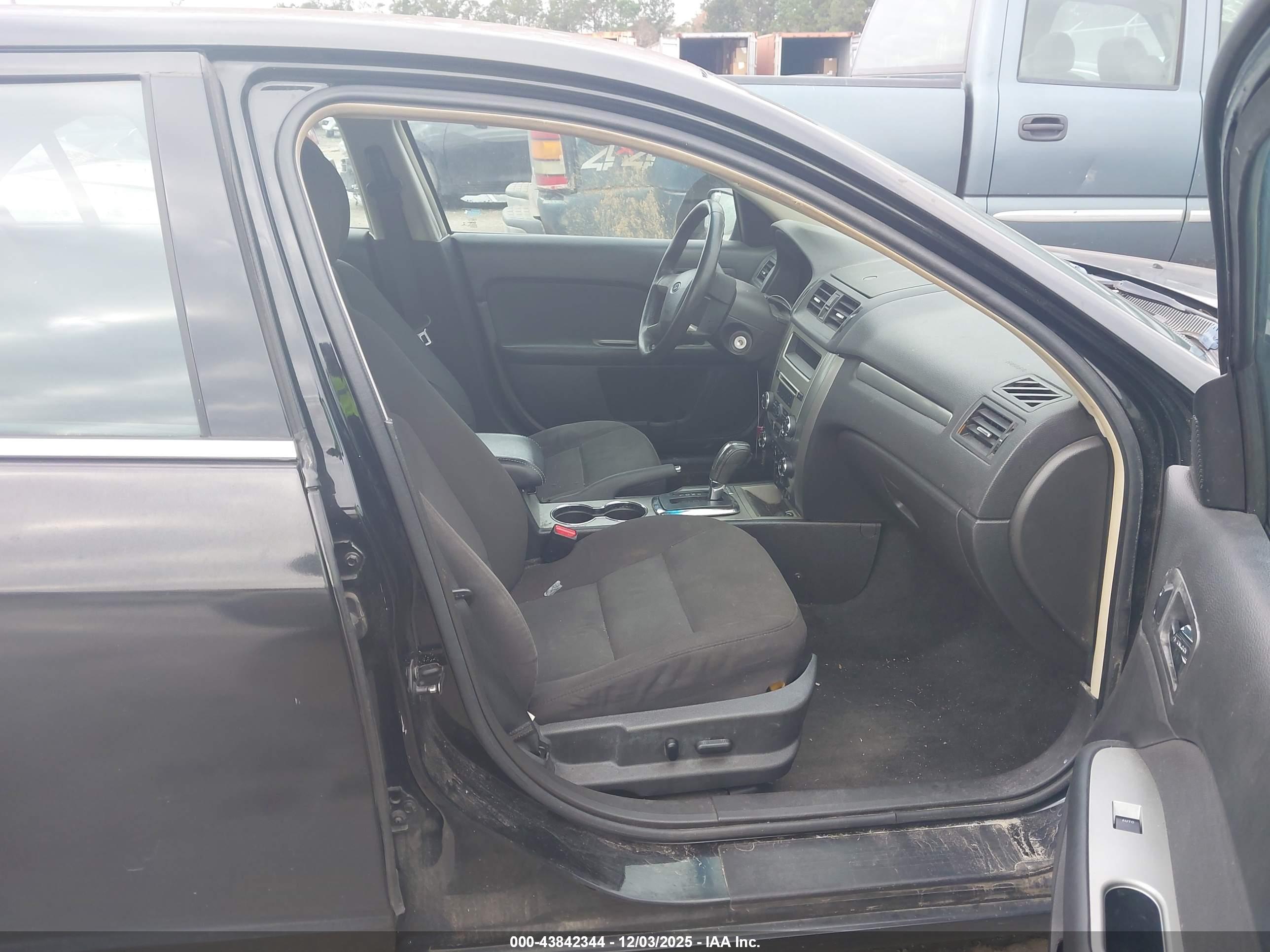 FORD FUSION image 5