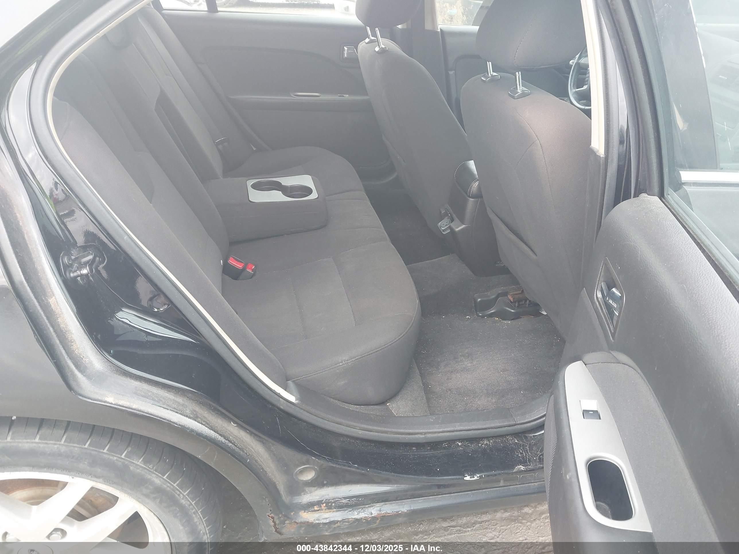 FORD FUSION image 8