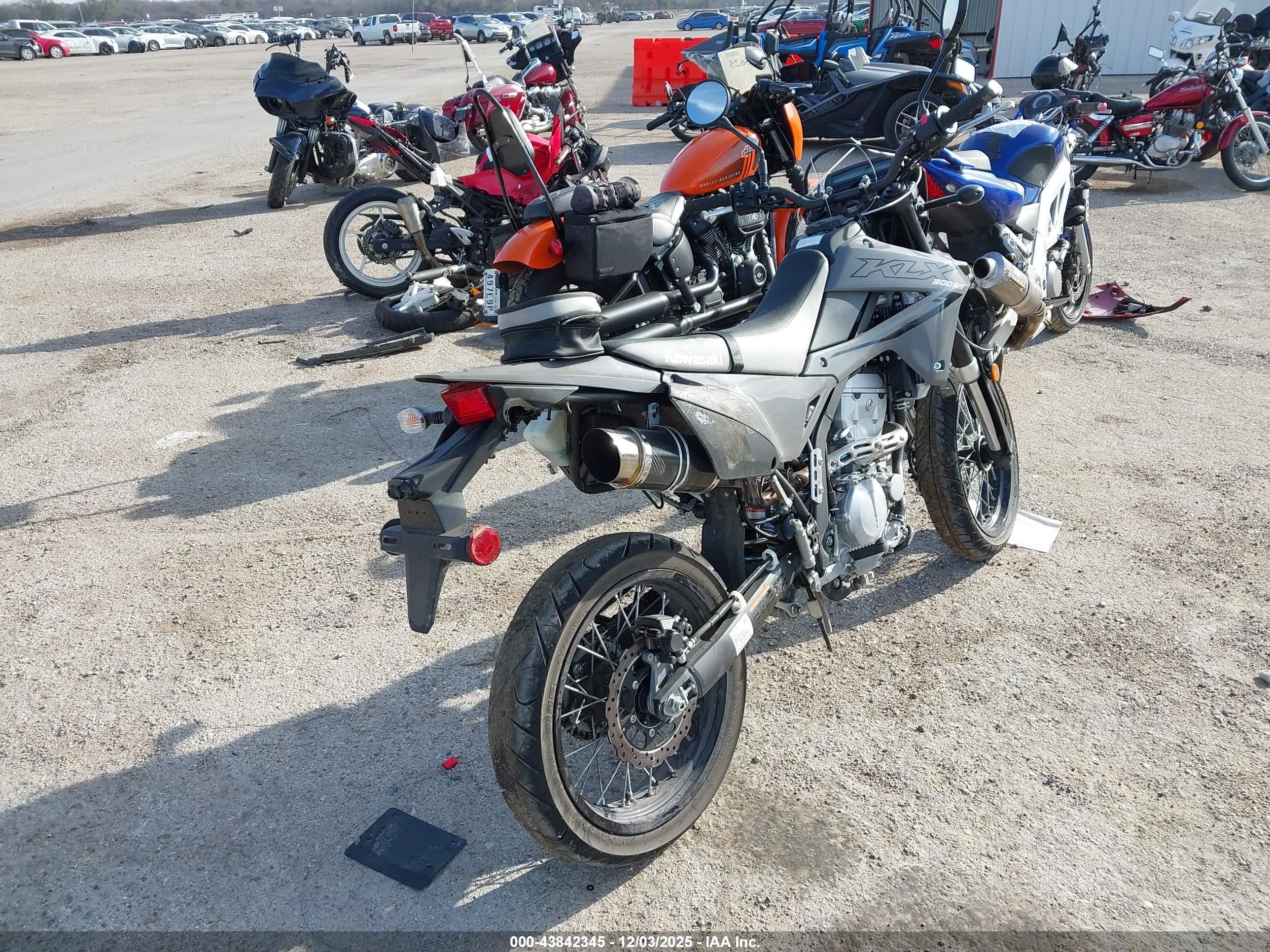 KAWASAKI KLX300 image 4
