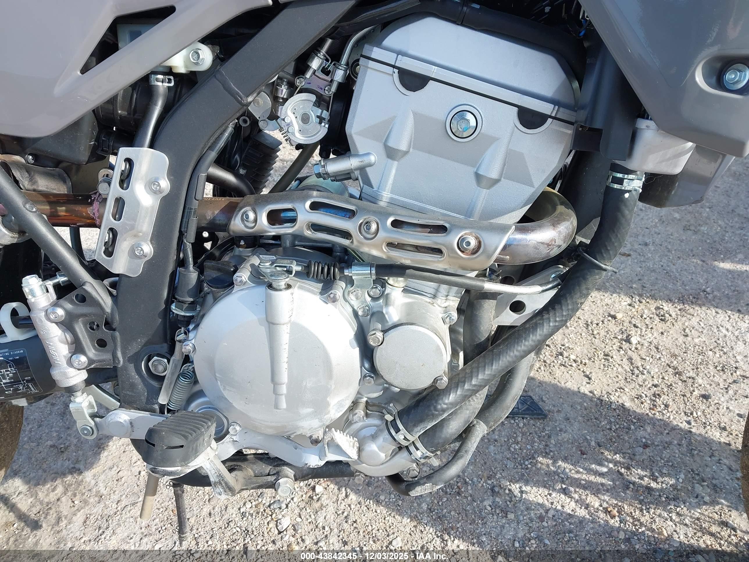 KAWASAKI KLX300 image 8