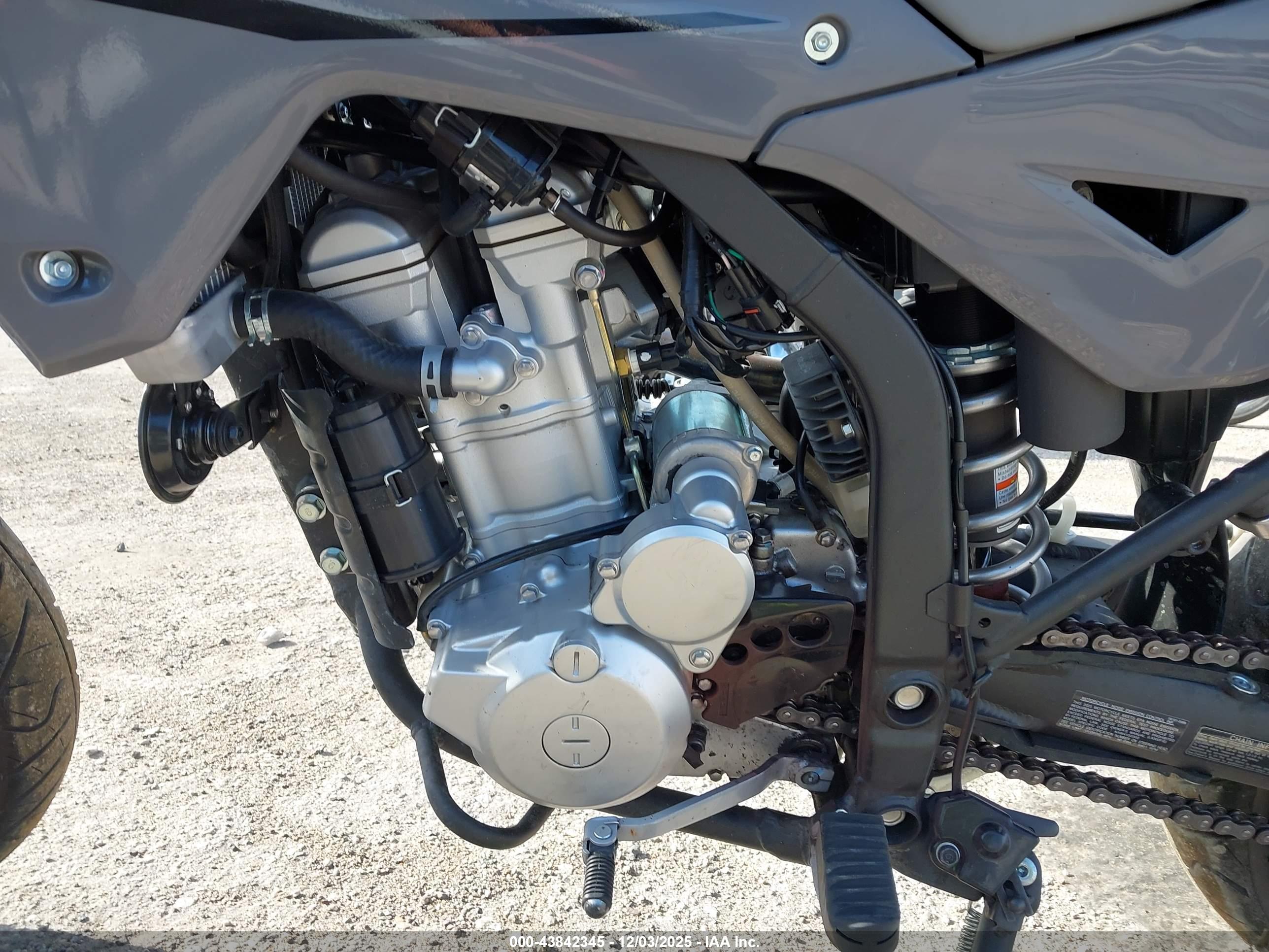 KAWASAKI KLX300 image 9