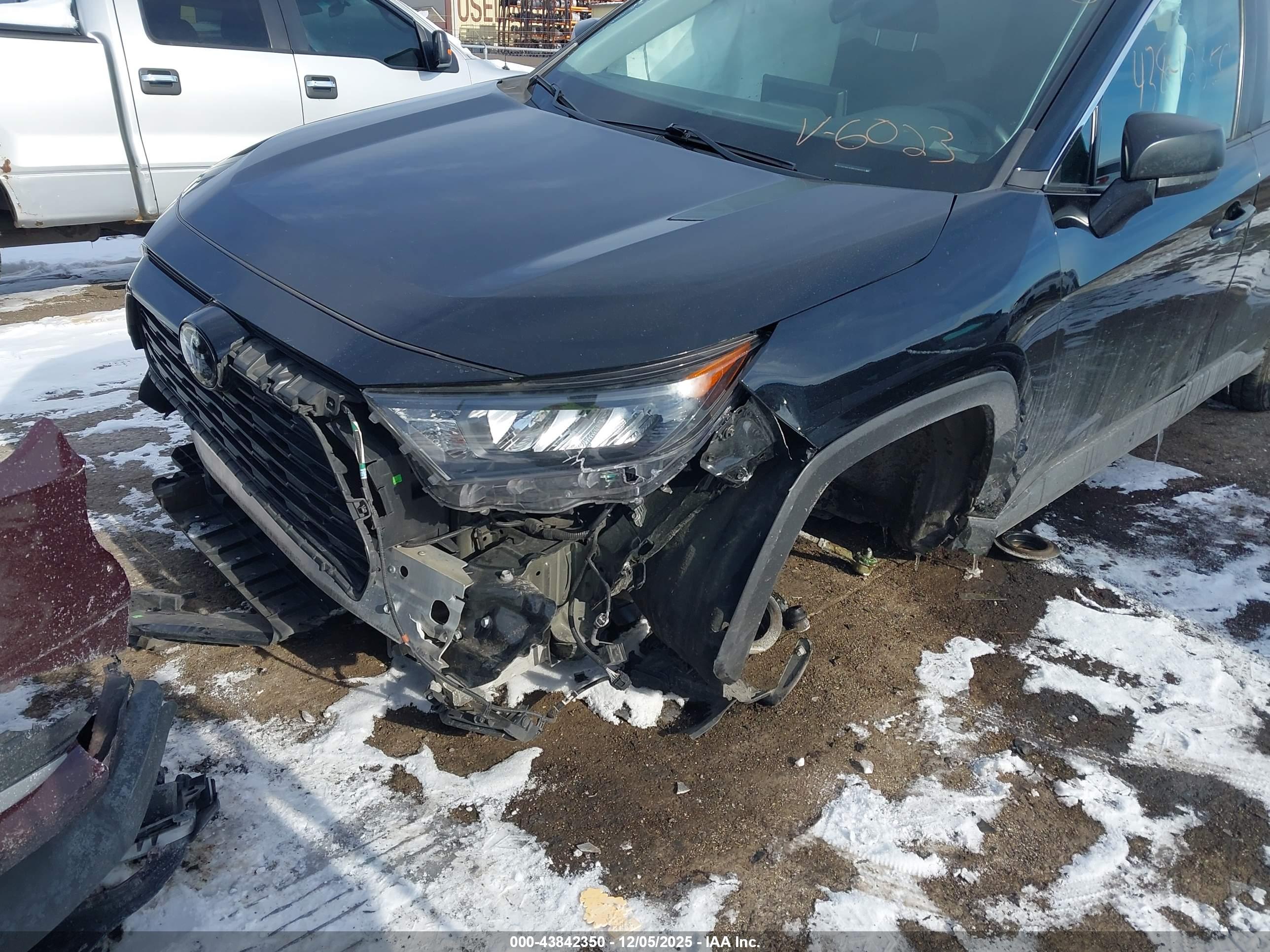 TOYOTA RAV4 image 6