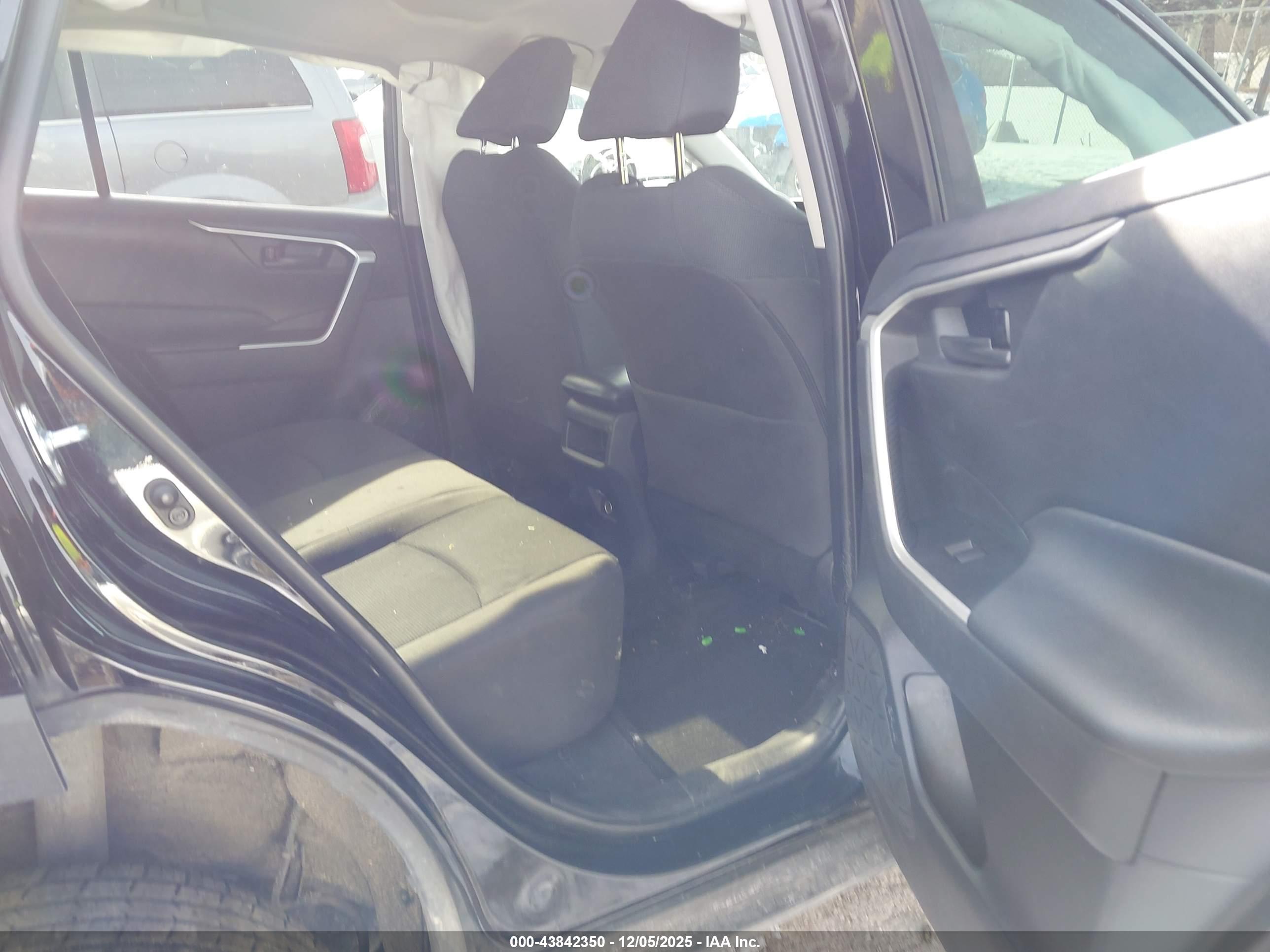 TOYOTA RAV4 image 8