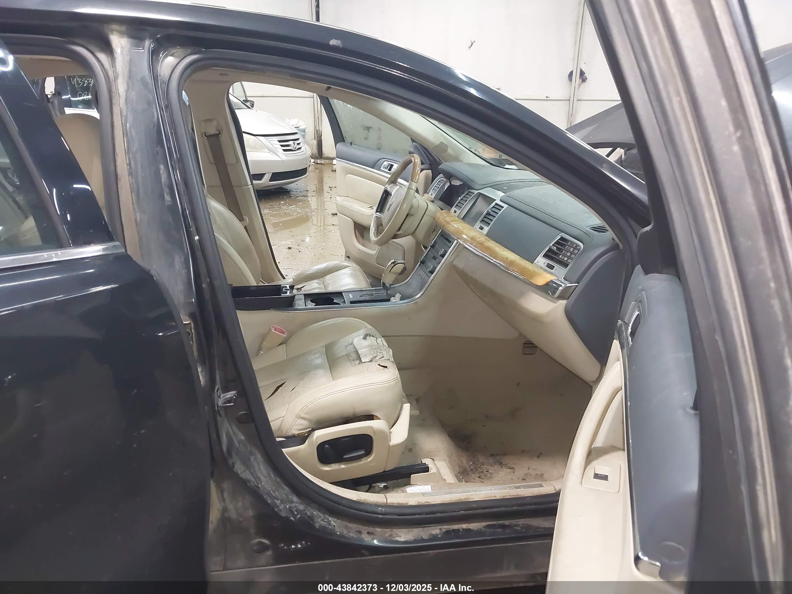 LINCOLN MKS image 5