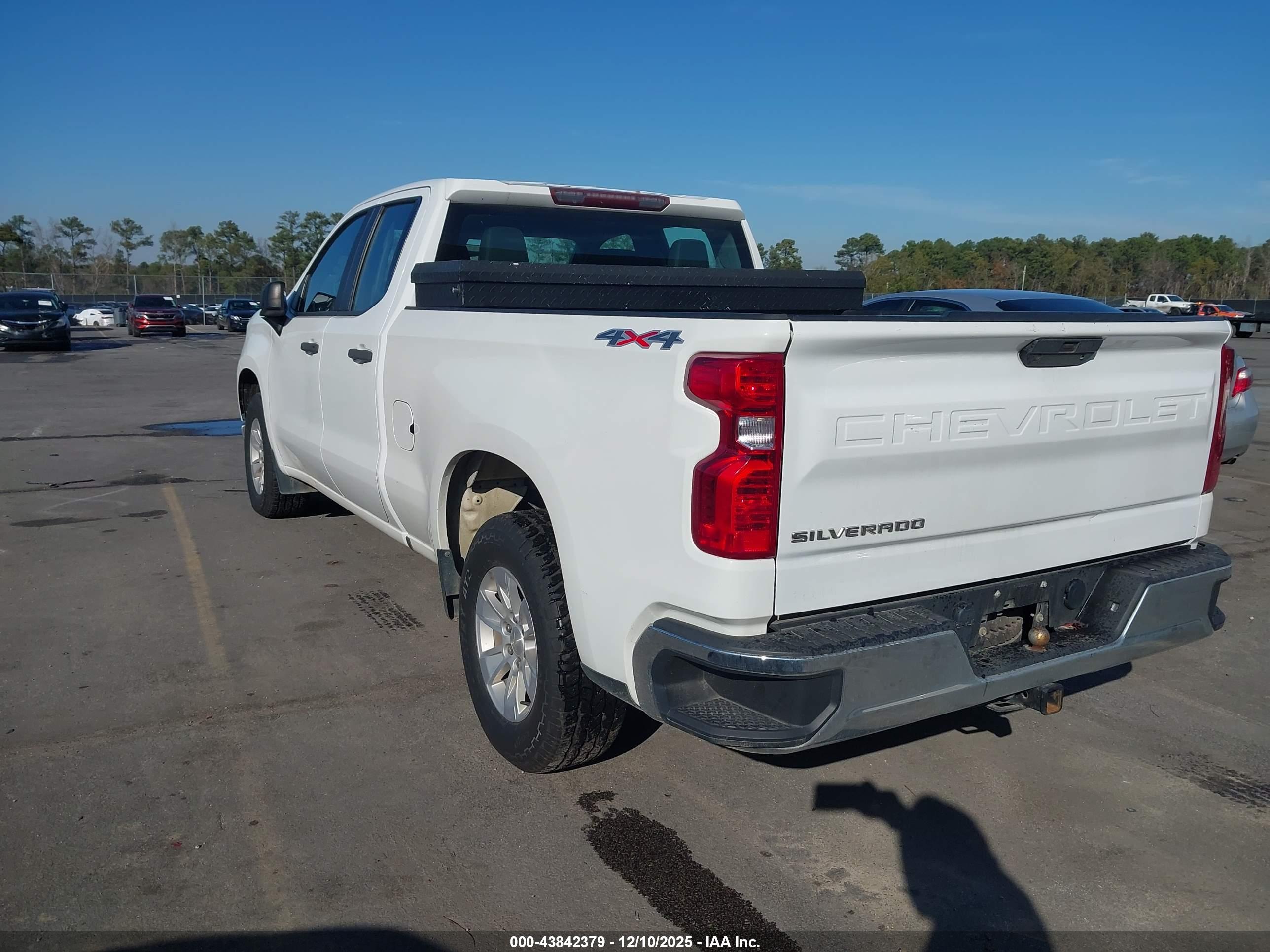 CHEVROLET SILVERADO image 3
