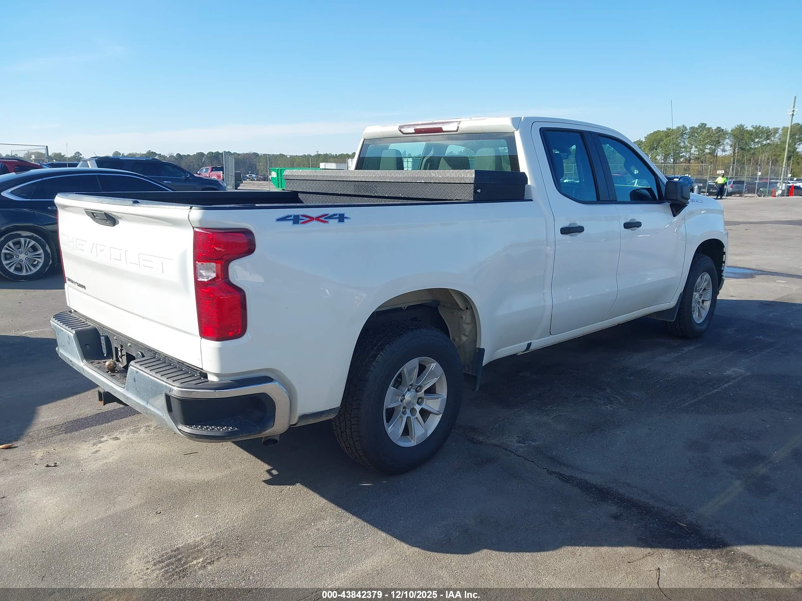 CHEVROLET SILVERADO image 4