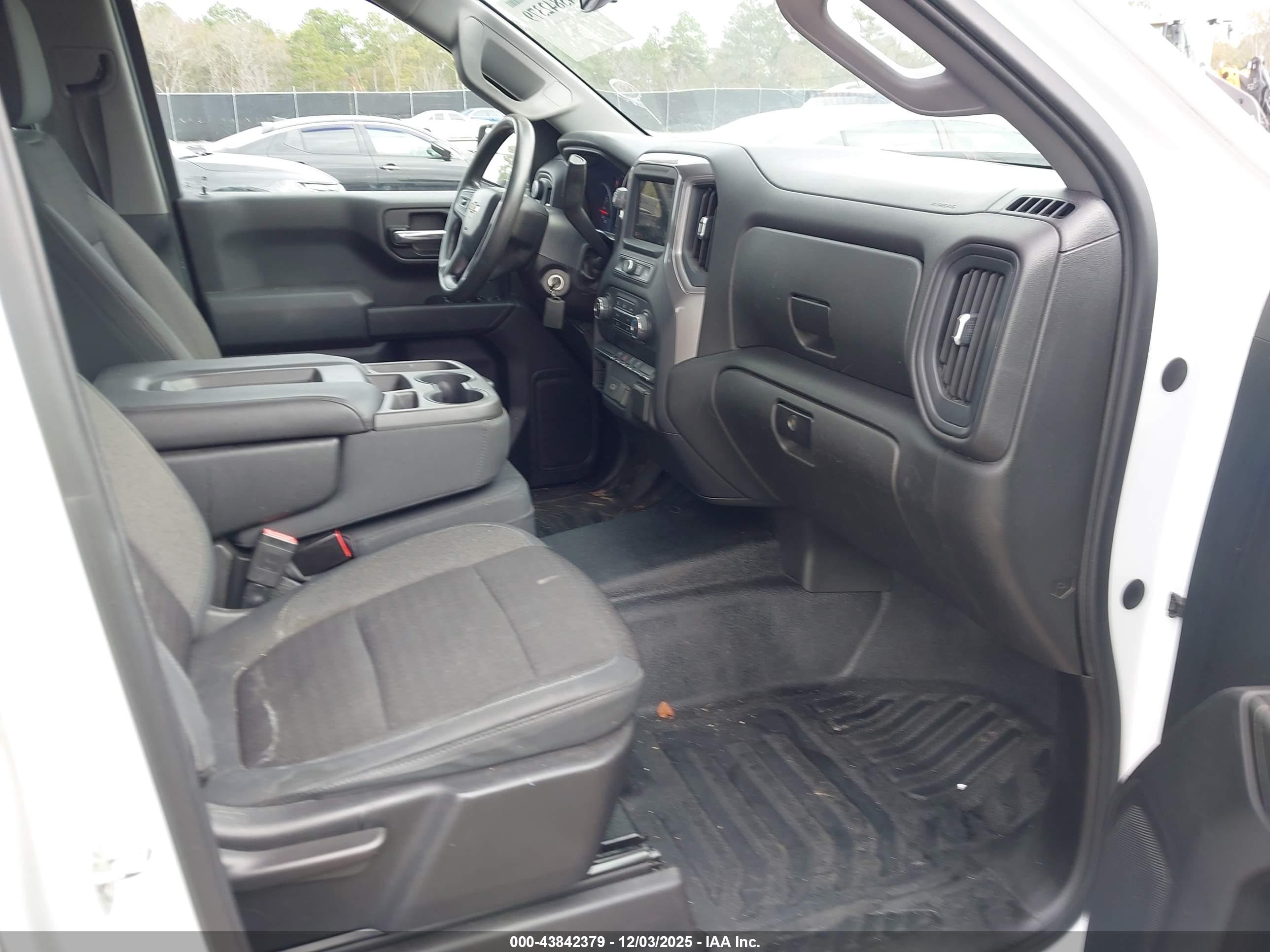 CHEVROLET SILVERADO image 5