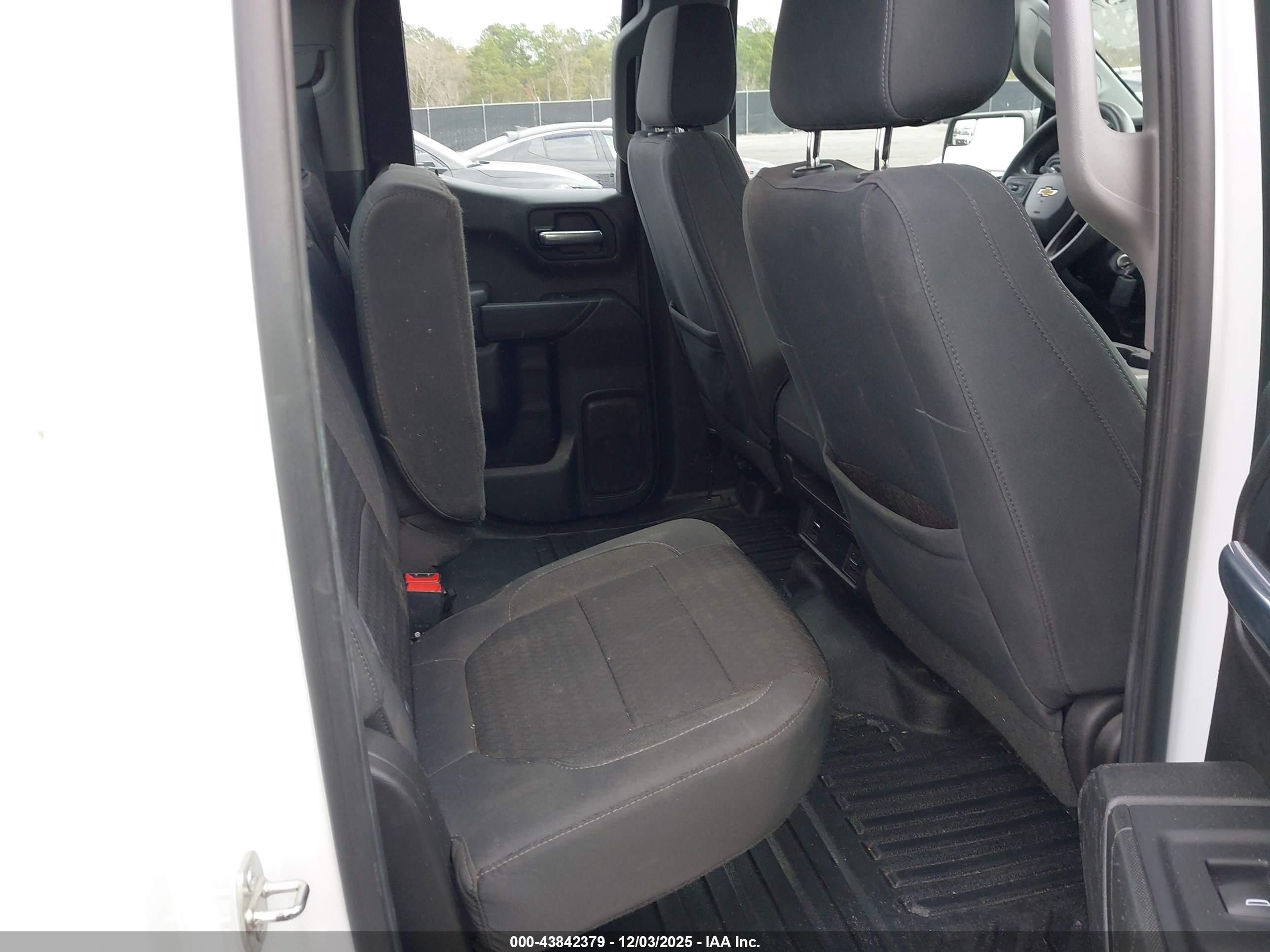 CHEVROLET SILVERADO image 8