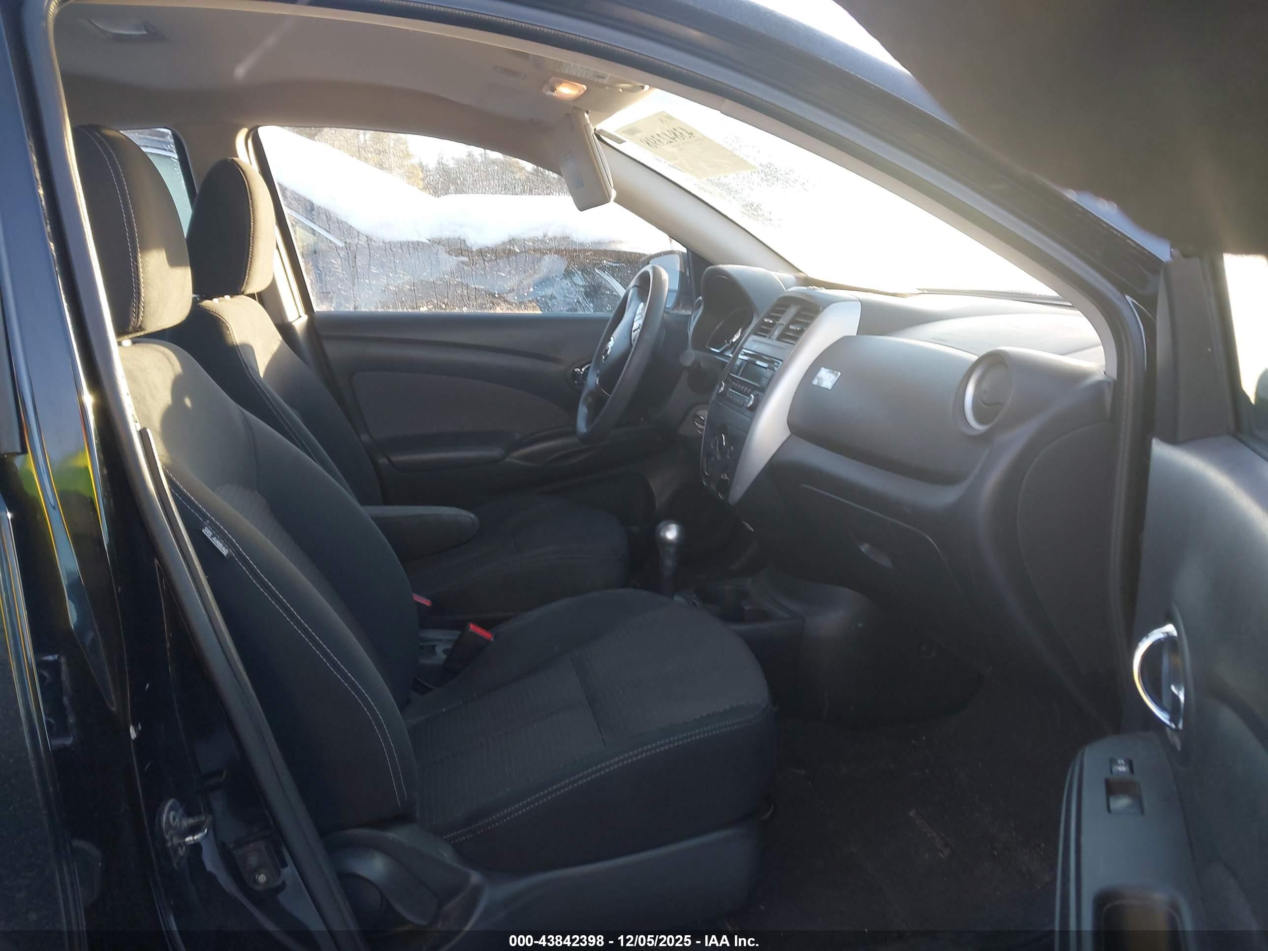 NISSAN VERSA image 5