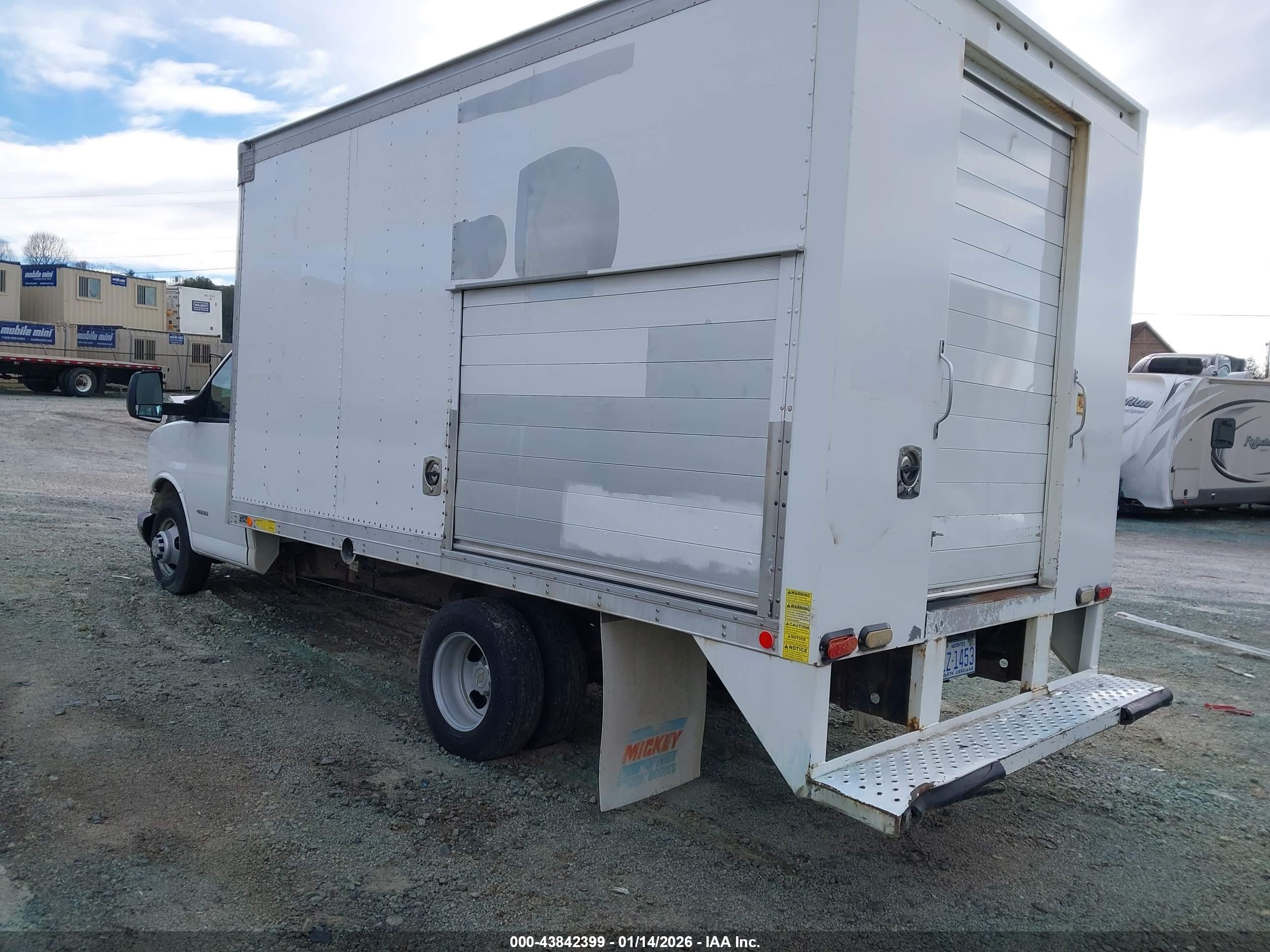 CHEVROLET EXPRESS image 3