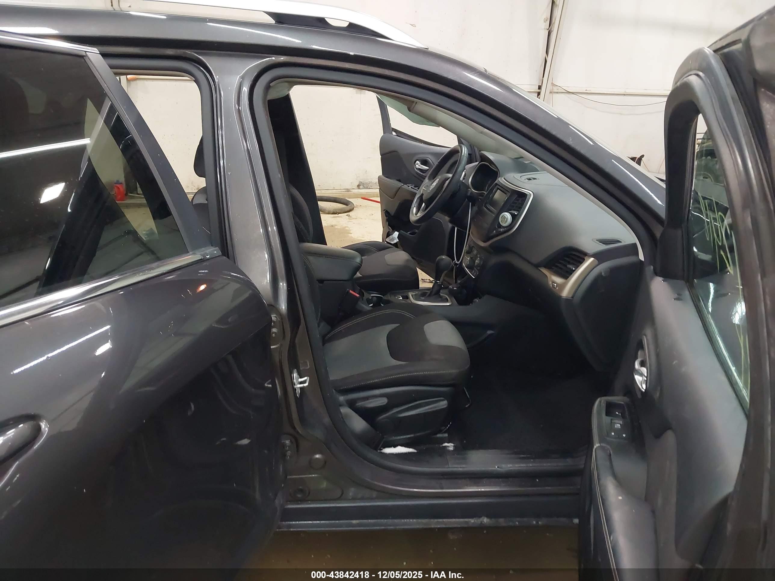 JEEP CHEROKEE image 5