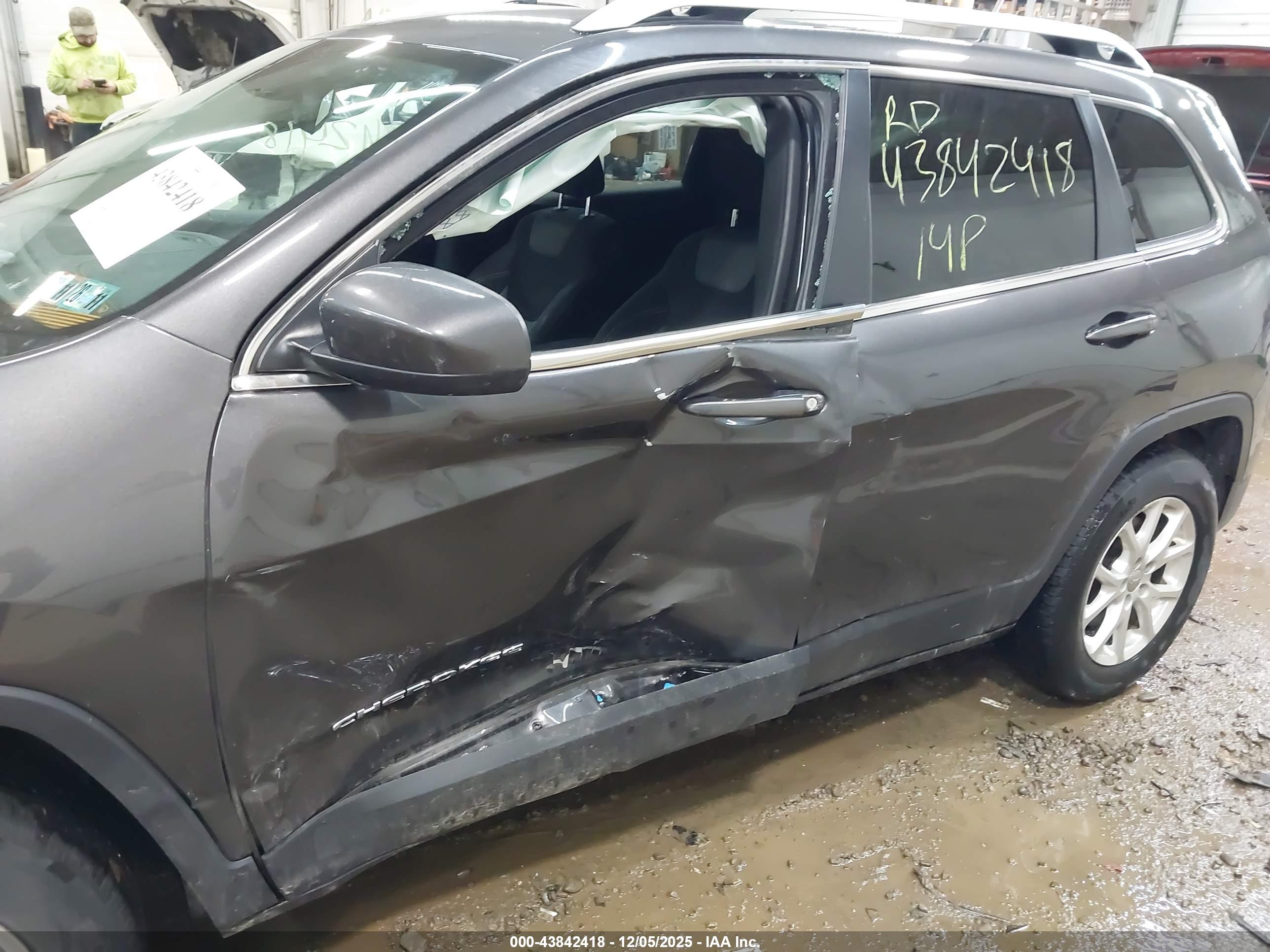 JEEP CHEROKEE image 6