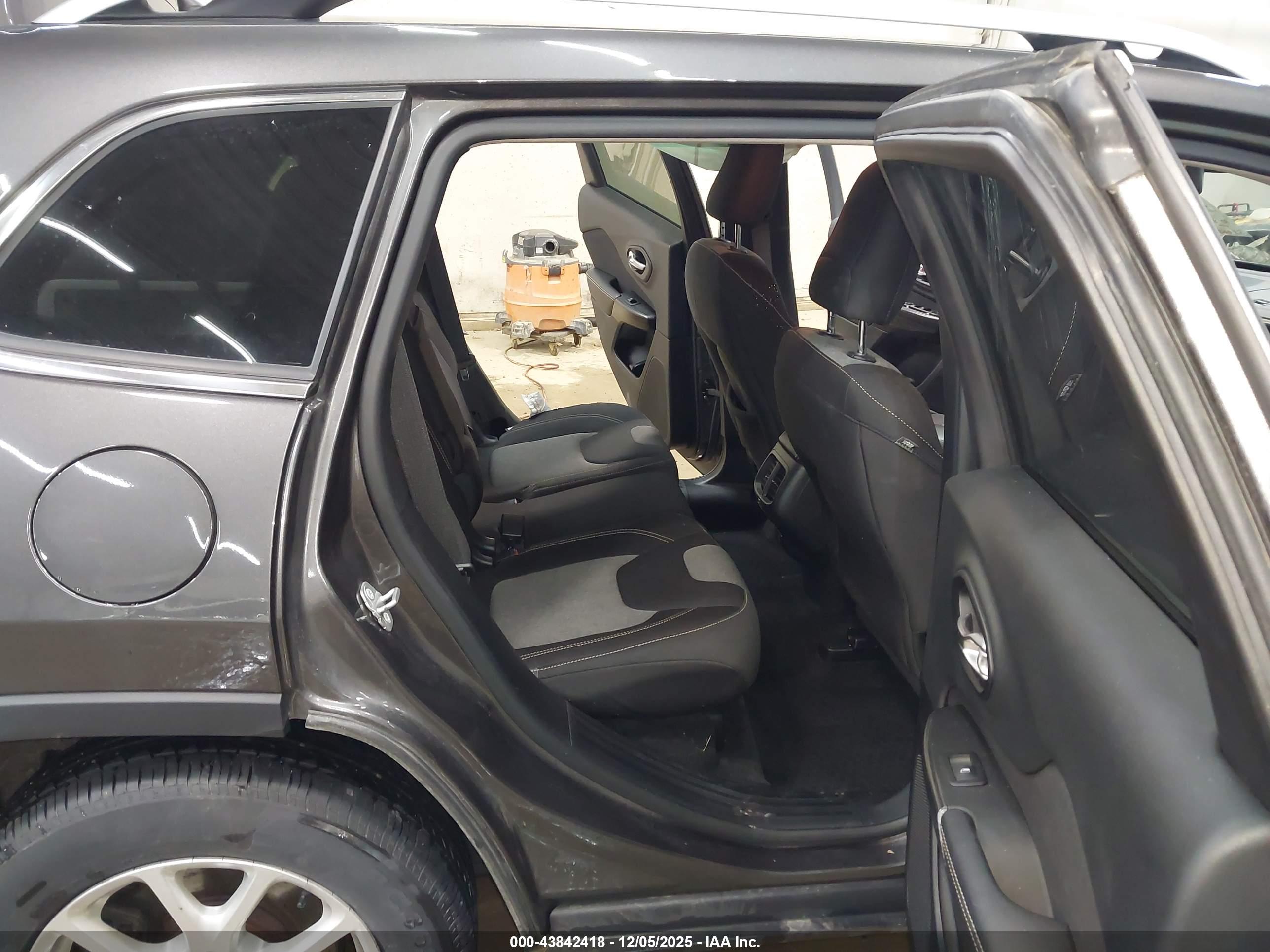 JEEP CHEROKEE image 8