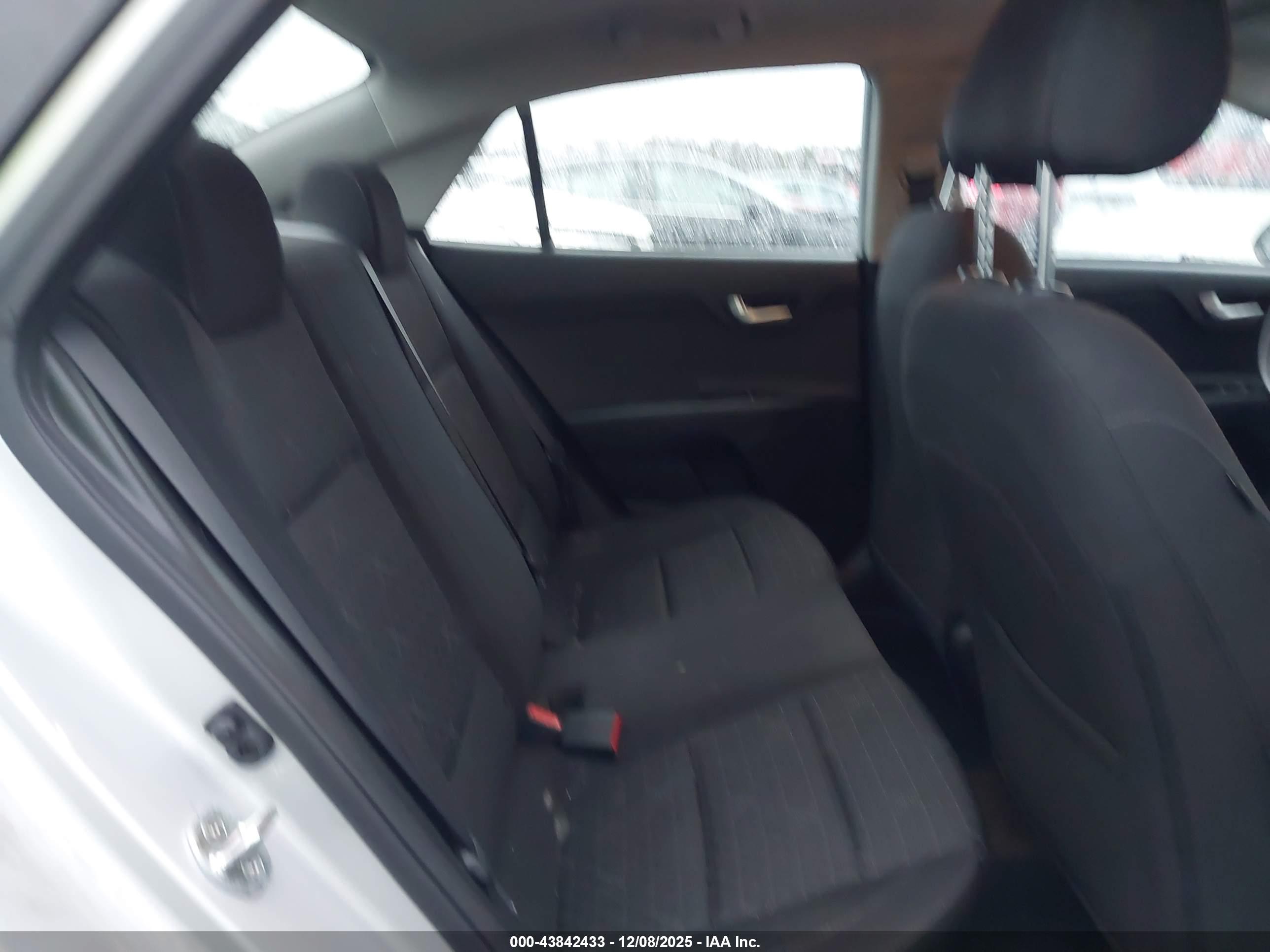 KIA RIO image 8