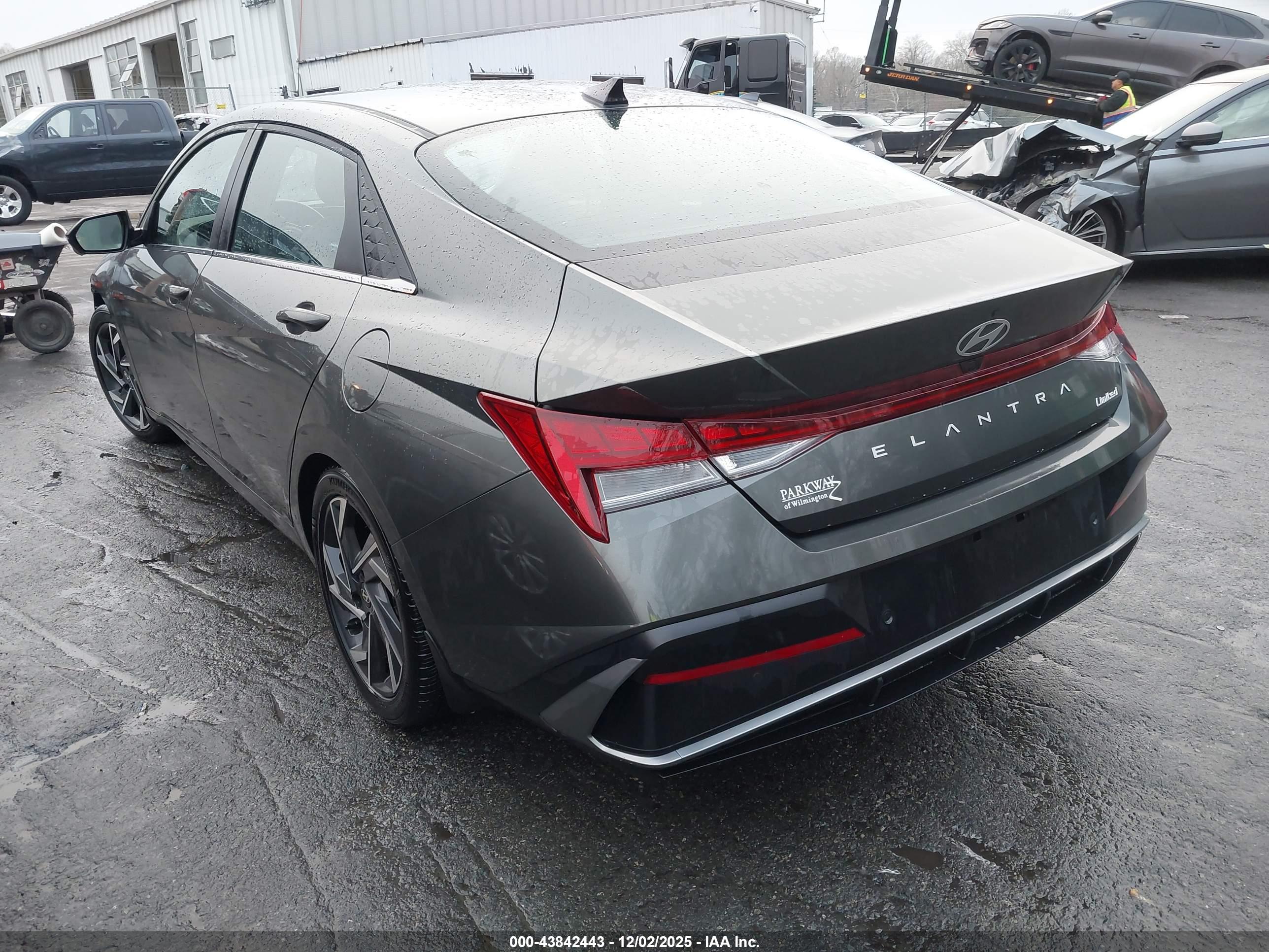 HYUNDAI ELANTRA image 3
