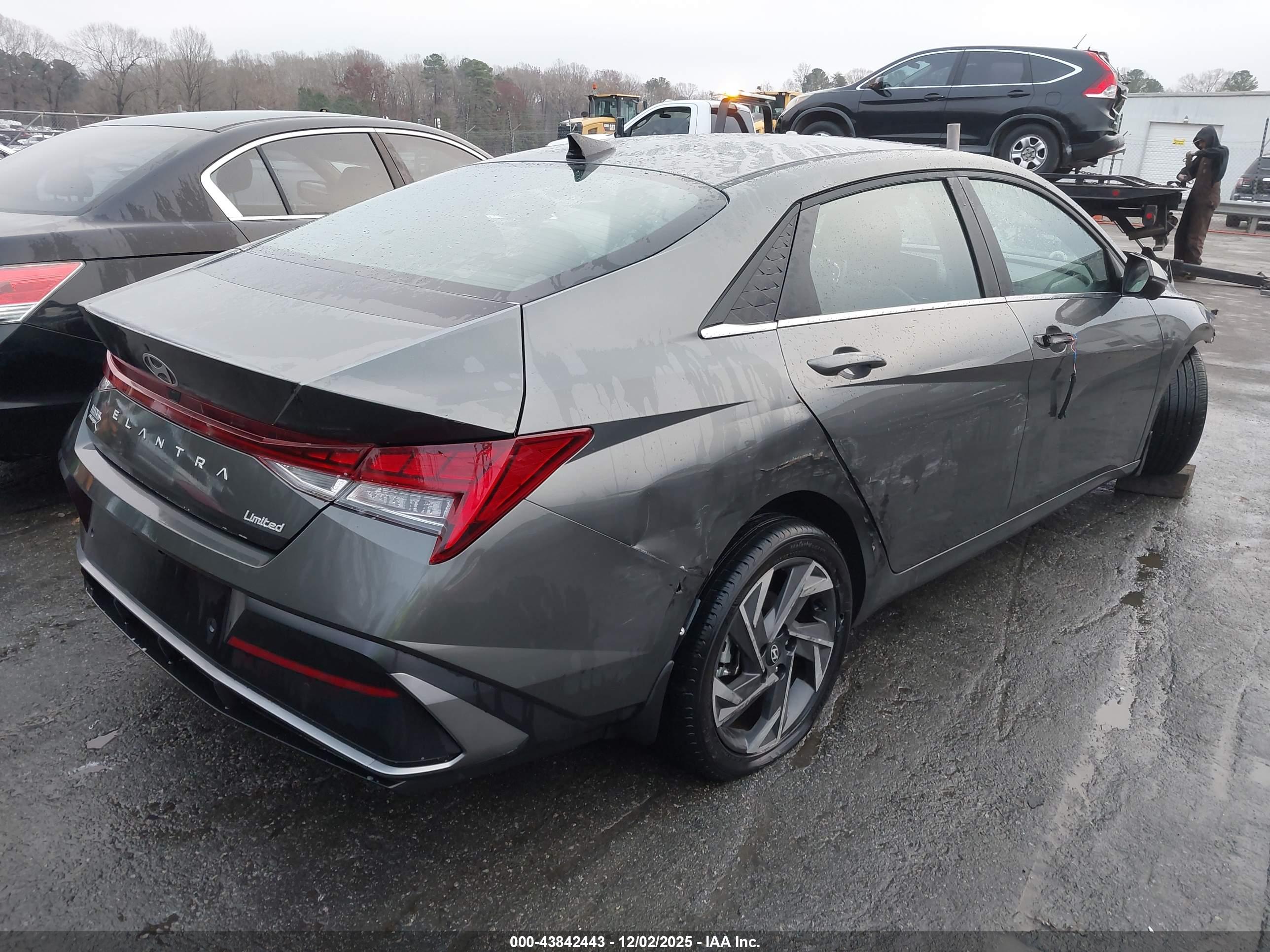 HYUNDAI ELANTRA image 4