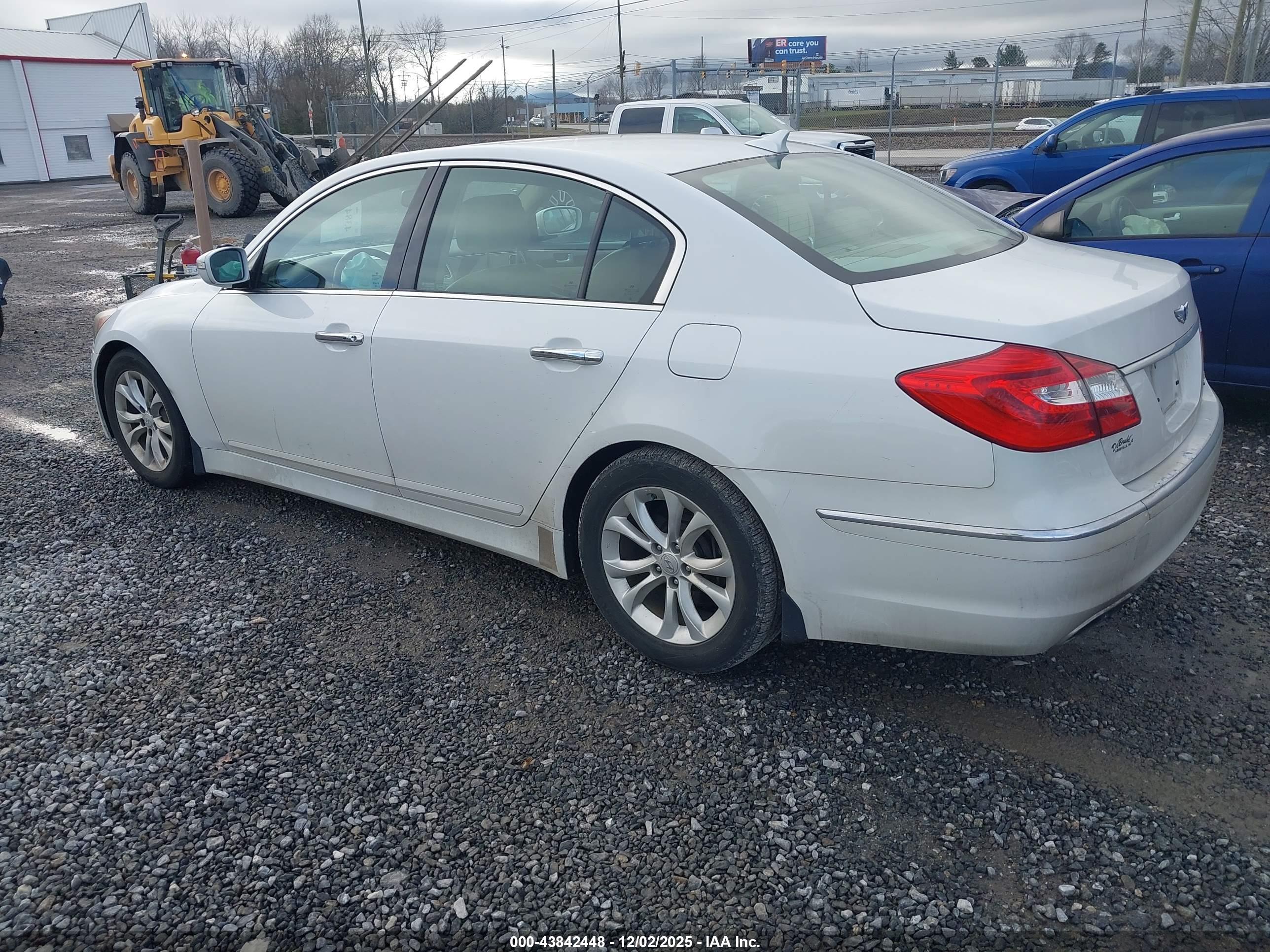 HYUNDAI GENESIS image 3