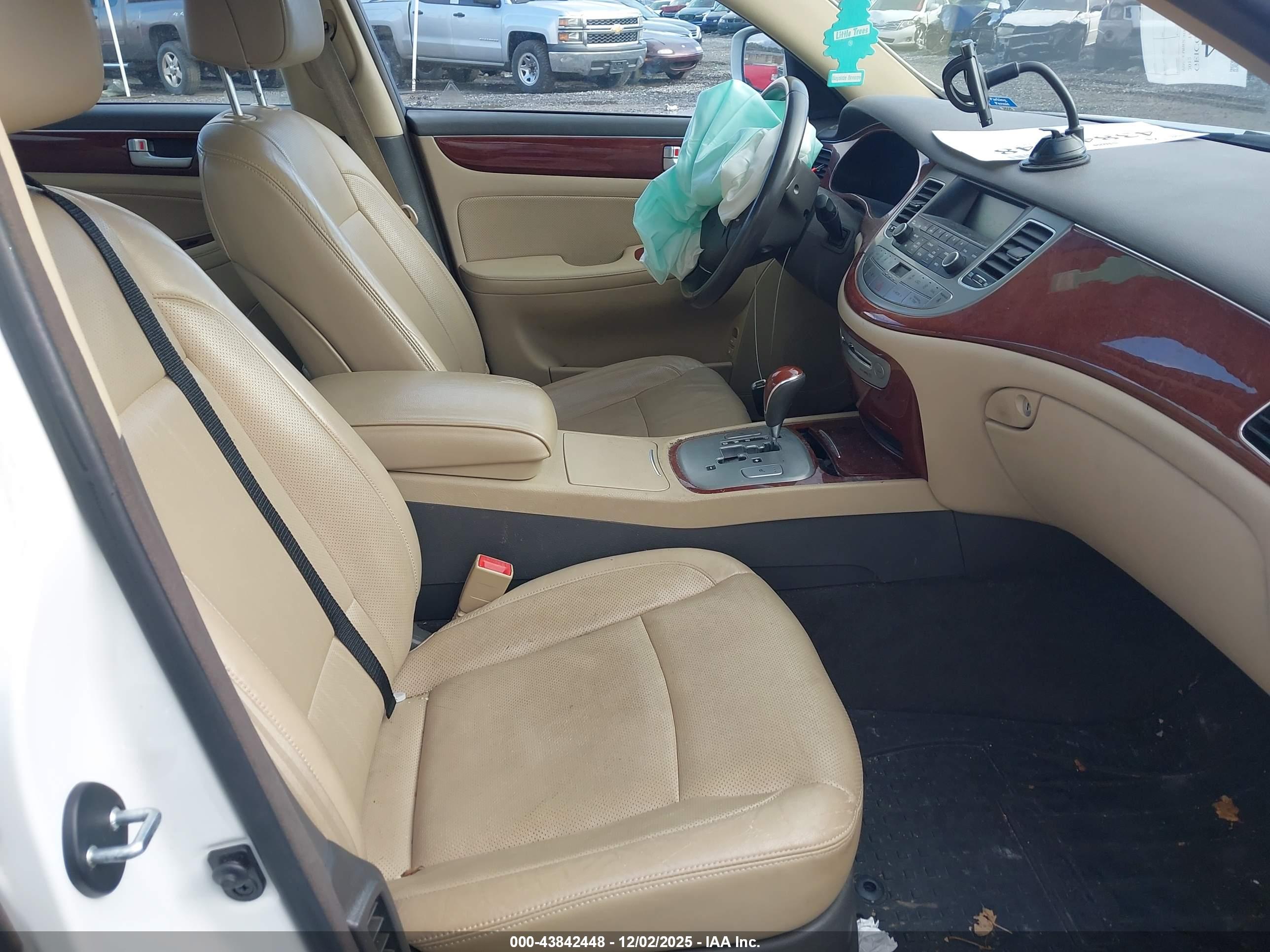 HYUNDAI GENESIS image 5