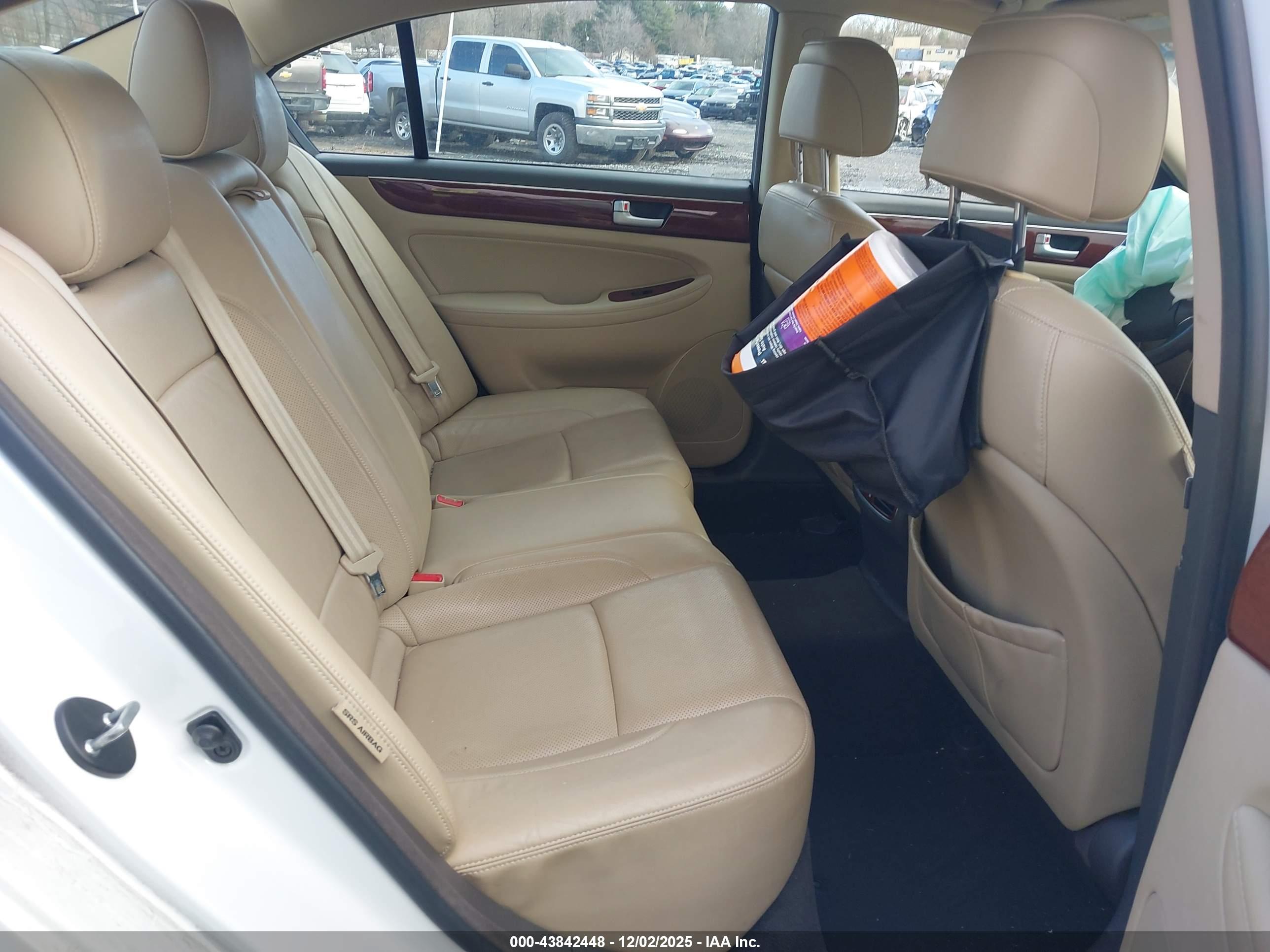 HYUNDAI GENESIS image 8
