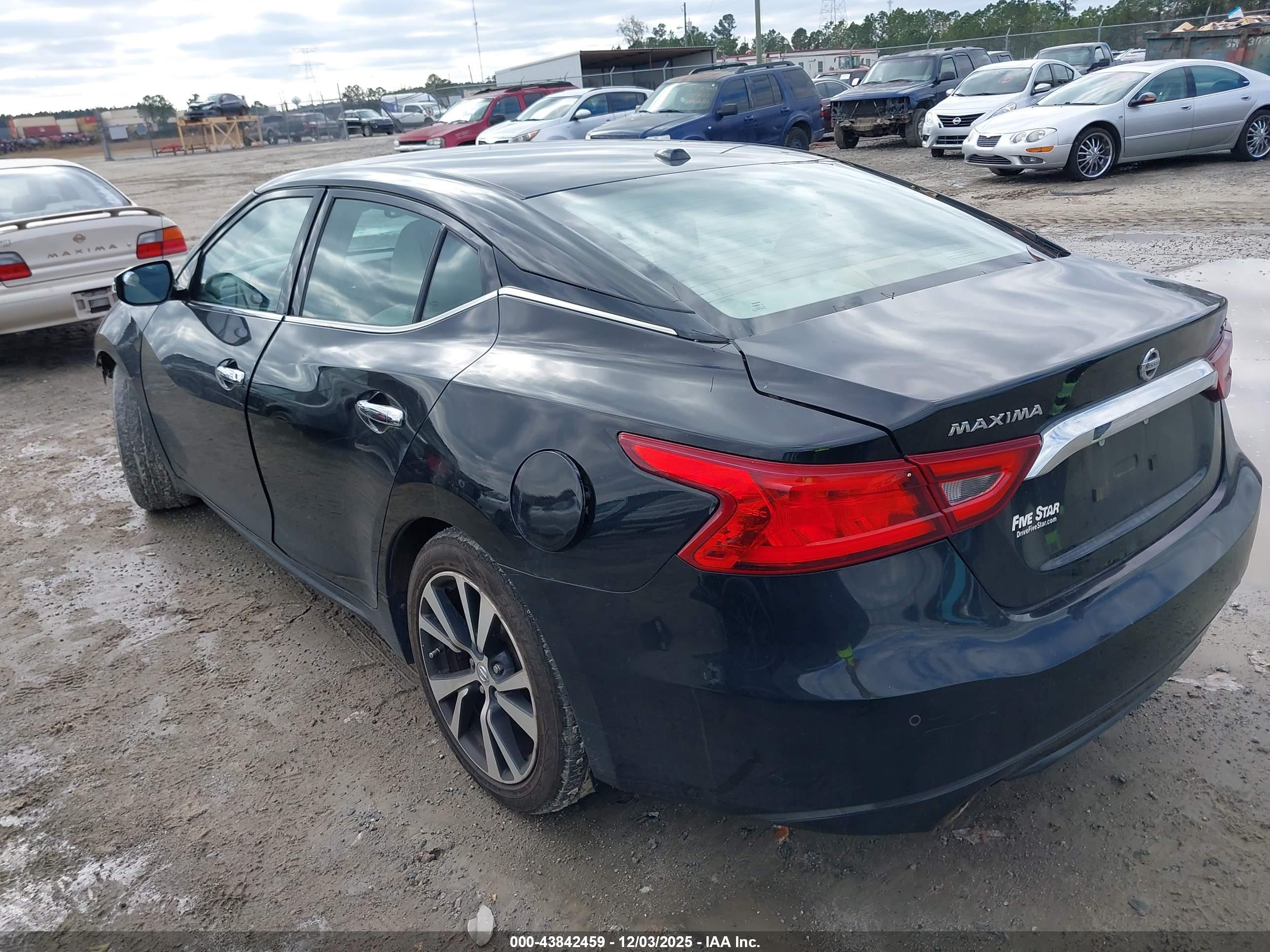 NISSAN MAXIMA image 3