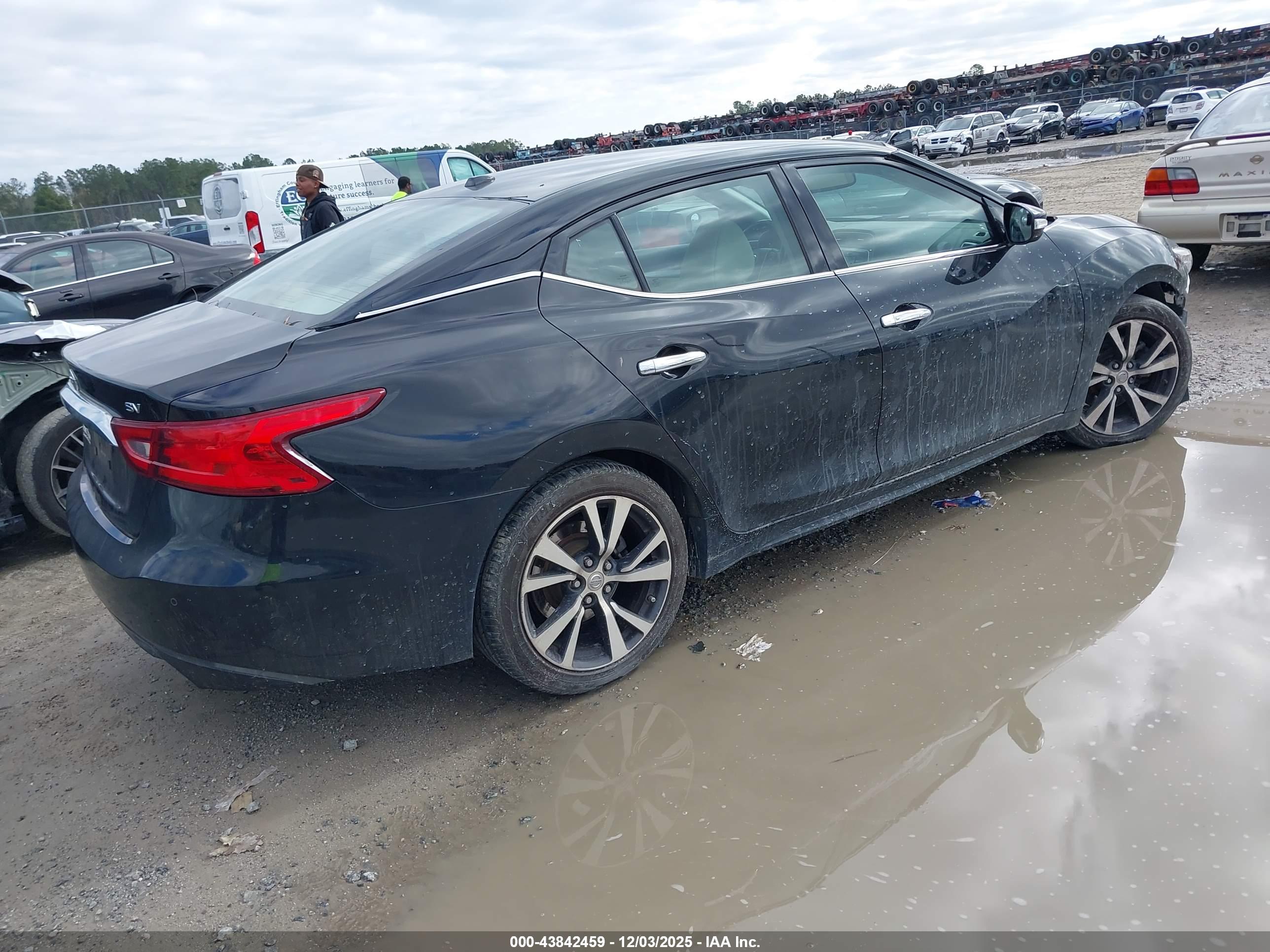 NISSAN MAXIMA image 4