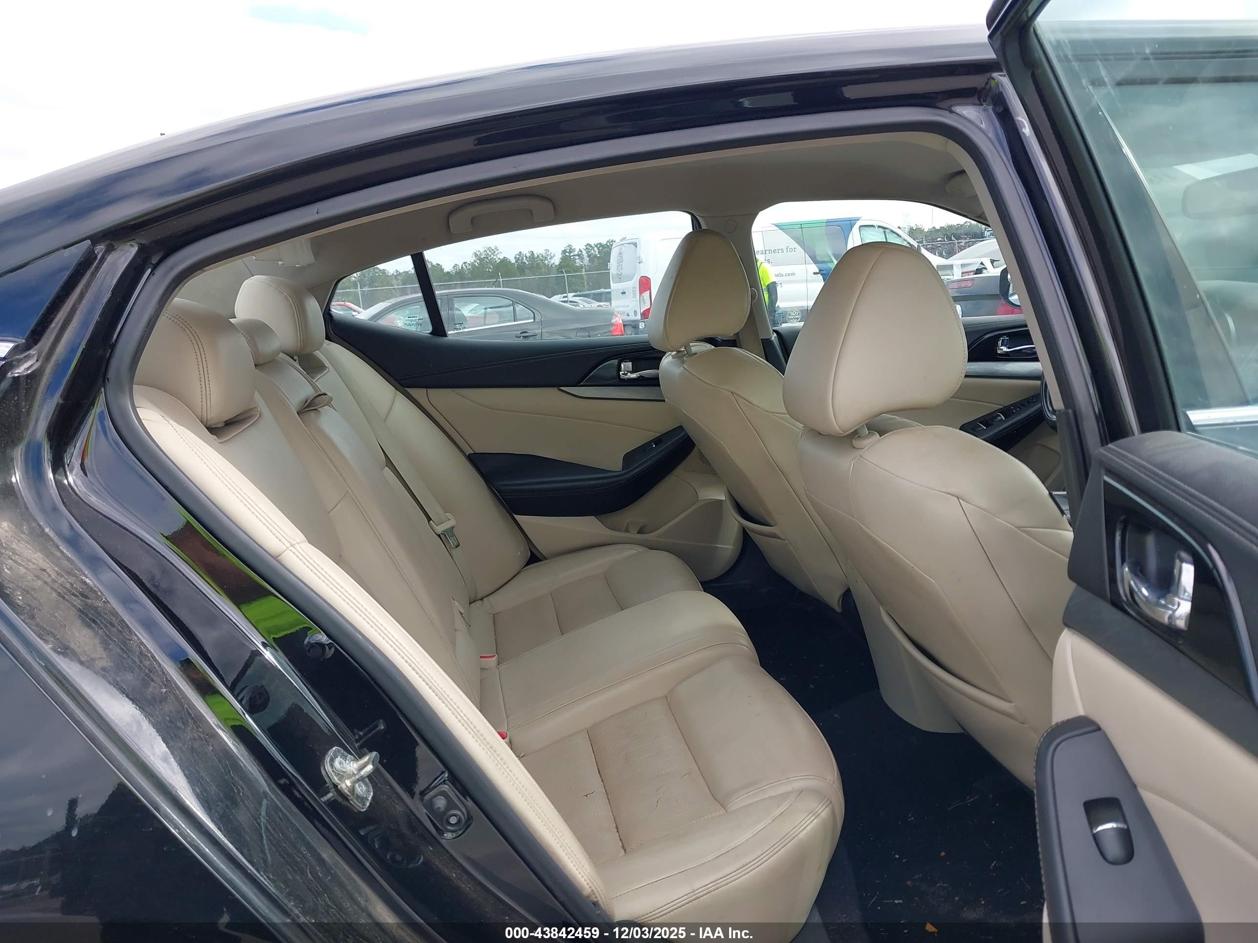 NISSAN MAXIMA image 8