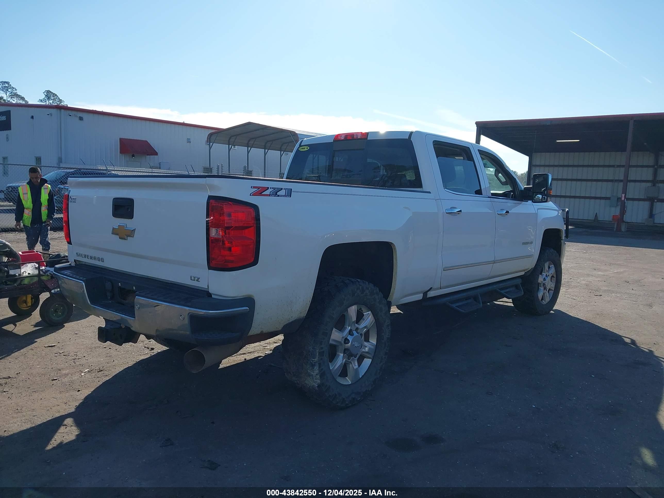 CHEVROLET SILVERADO image 4