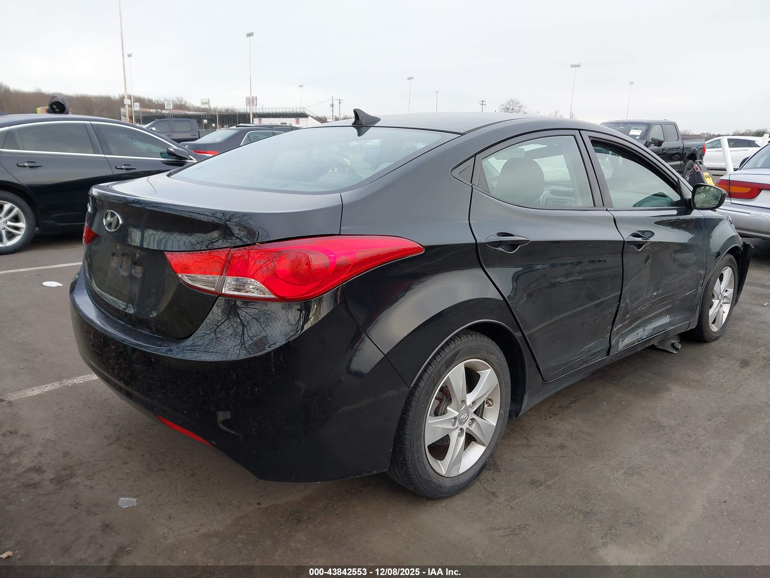 HYUNDAI ELANTRA image 4