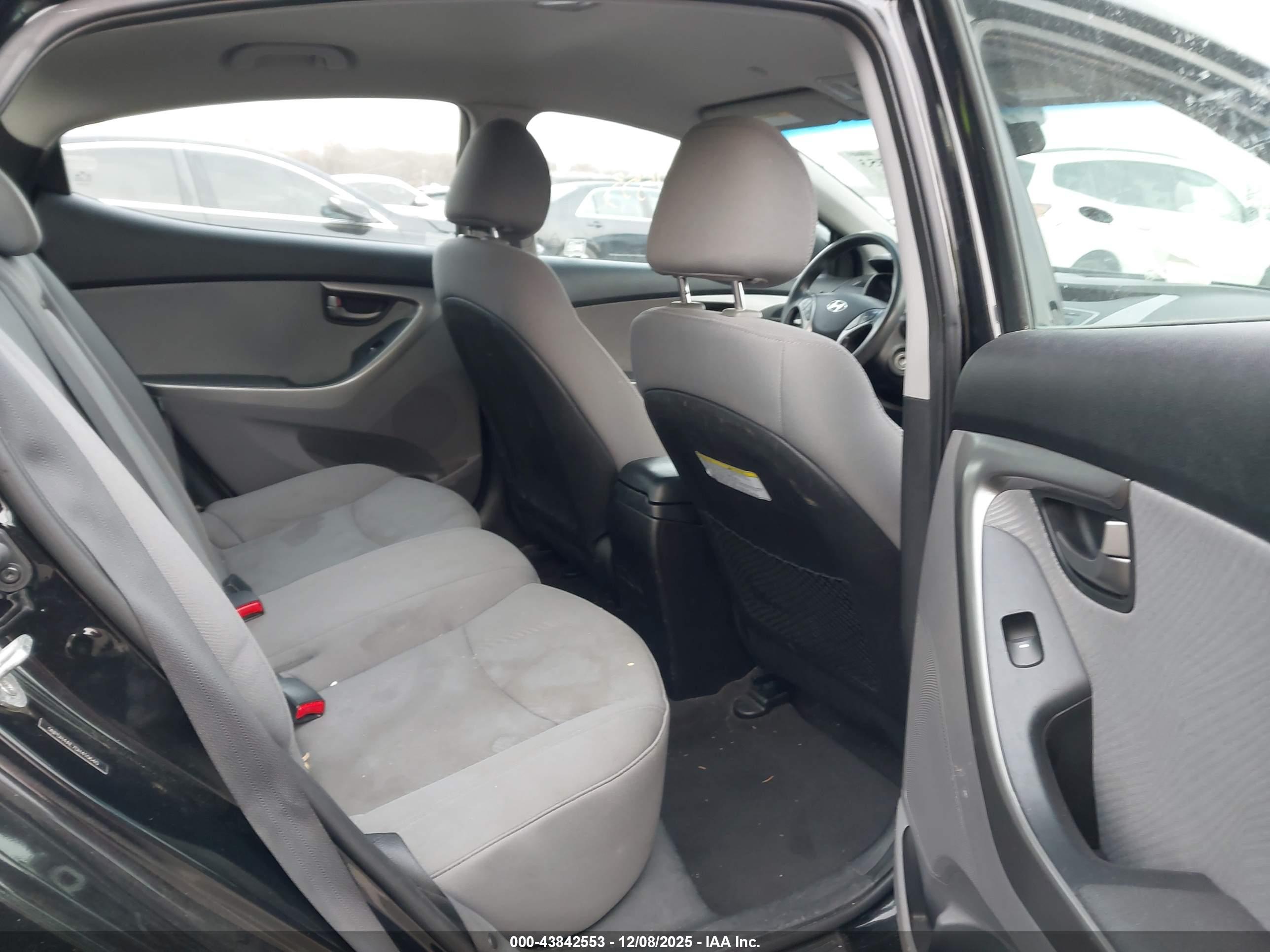 HYUNDAI ELANTRA image 8
